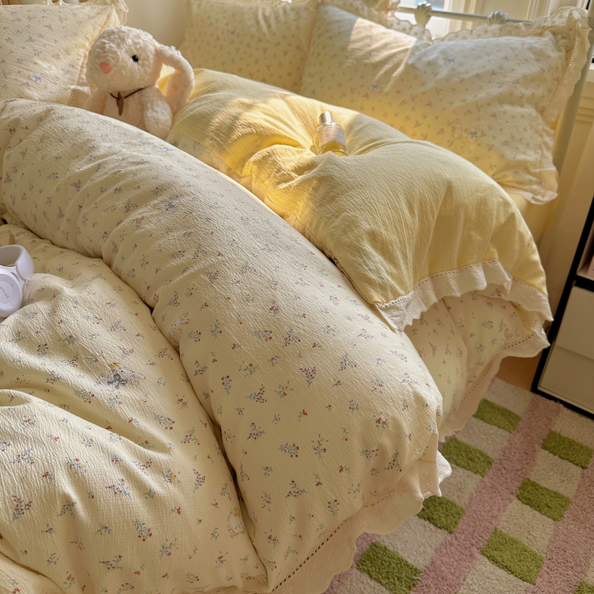 91家纺网 家纺一手货源 找家纺 柔享家（原芷澜家纺） 2025秋冬新款云感皱皱双层纱全棉镂空花边四件套 春日兔语