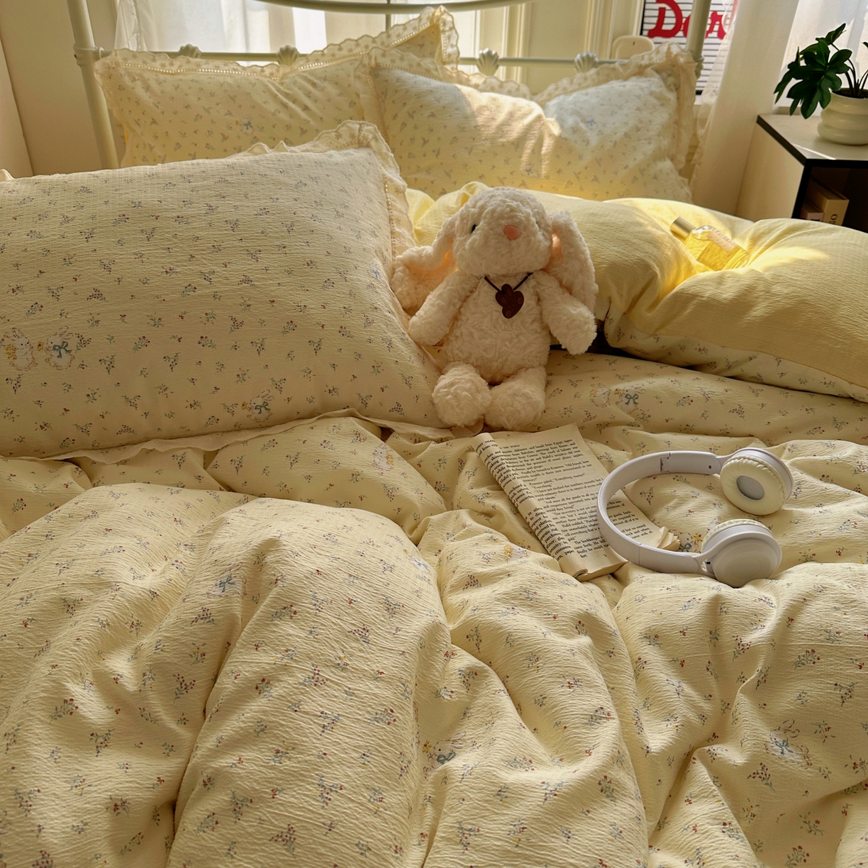 91家纺网 家纺一手货源 找家纺 柔享家（原芷澜家纺） 2025秋冬新款云感皱皱双层纱全棉镂空花边四件套 春日兔语