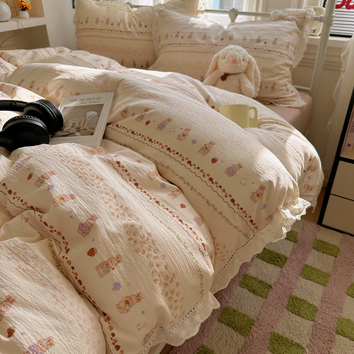 91家纺网 家纺一手货源 找家纺 柔享家（原芷澜家纺） 2025秋冬新款云感皱皱双层纱全棉镂空花边四件套 草莓小兔