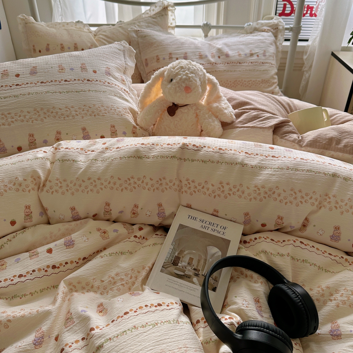 91家纺网 家纺一手货源 找家纺 柔享家（原芷澜家纺） 2025秋冬新款云感皱皱双层纱全棉镂空花边四件套 草莓小兔