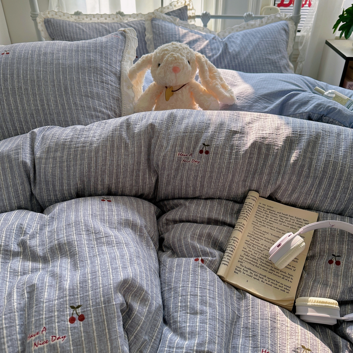 91家纺网 家纺一手货源 找家纺 柔享家（原芷澜家纺） 2025秋冬新款云感皱皱双层纱全棉镂空花边四件套 素瑾