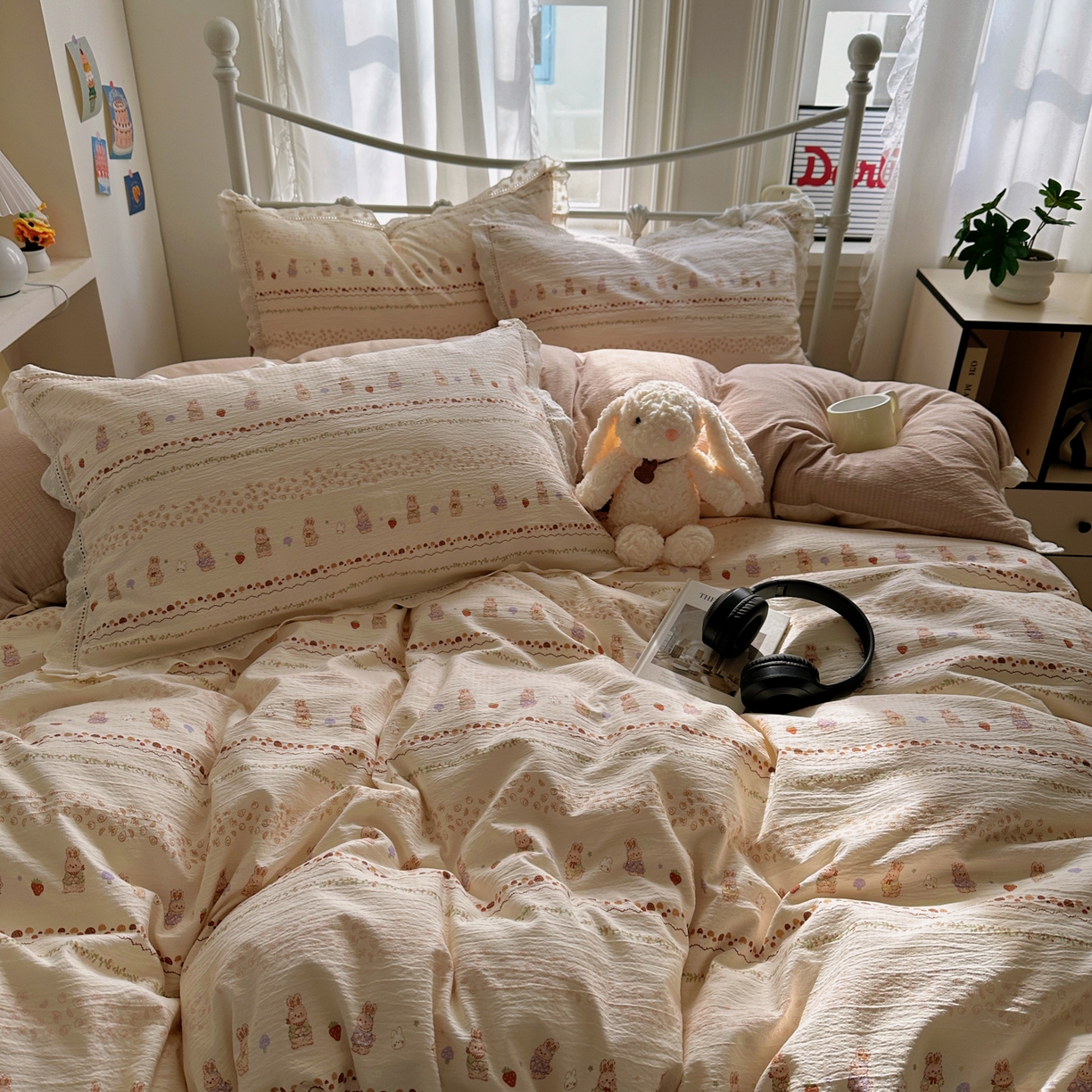 91家纺网 家纺一手货源 找家纺 柔享家（原芷澜家纺） 2025秋冬新款云感皱皱双层纱全棉镂空花边四件套 草莓小兔