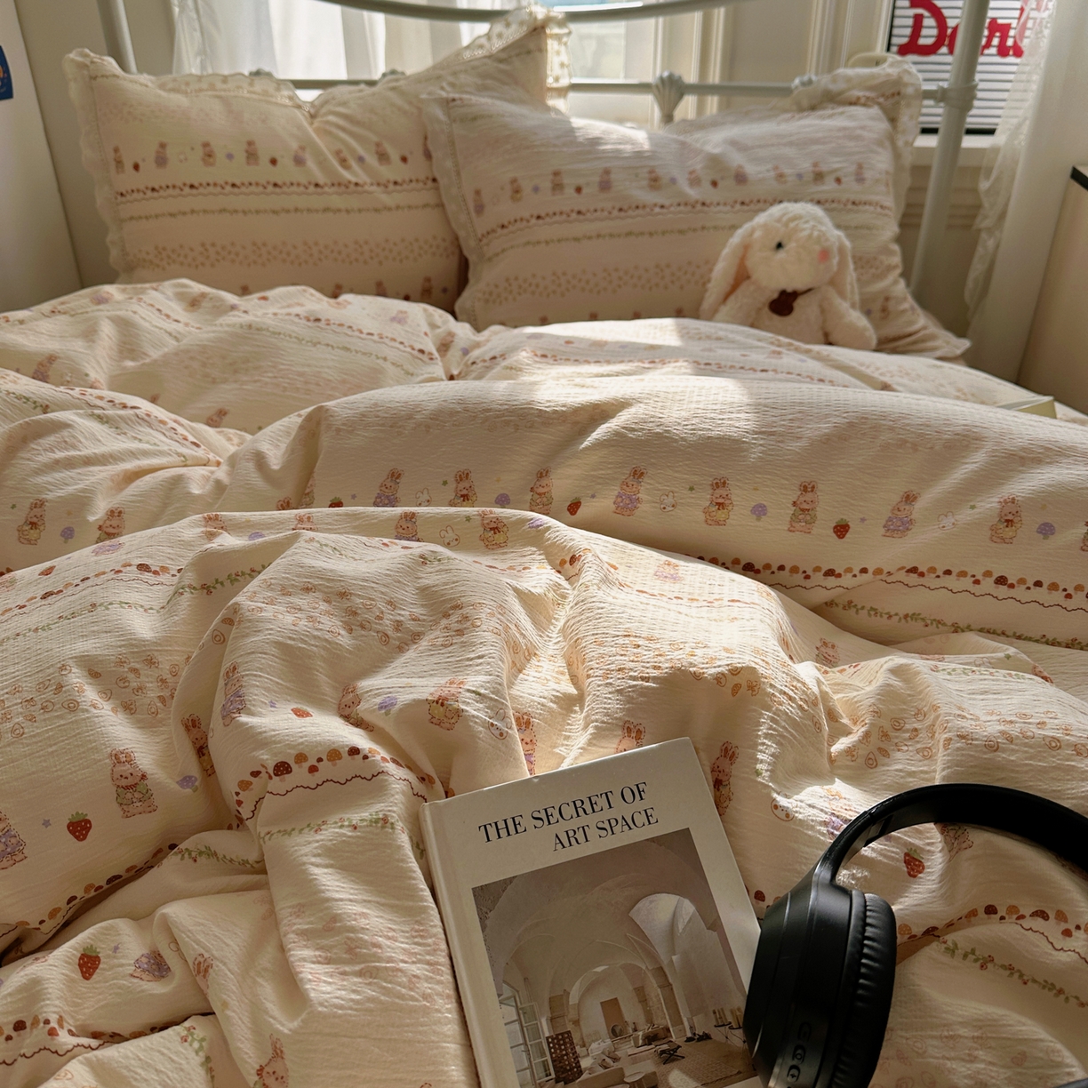 91家纺网 家纺一手货源 找家纺 柔享家（原芷澜家纺） 2025秋冬新款云感皱皱双层纱全棉镂空花边四件套 草莓小兔