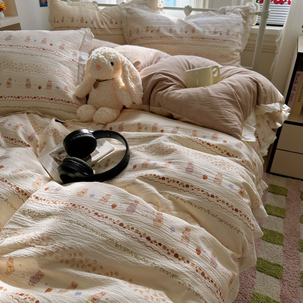 91家纺网 家纺一手货源 找家纺 柔享家（原芷澜家纺） 2025秋冬新款云感皱皱双层纱全棉镂空花边四件套 草莓小兔