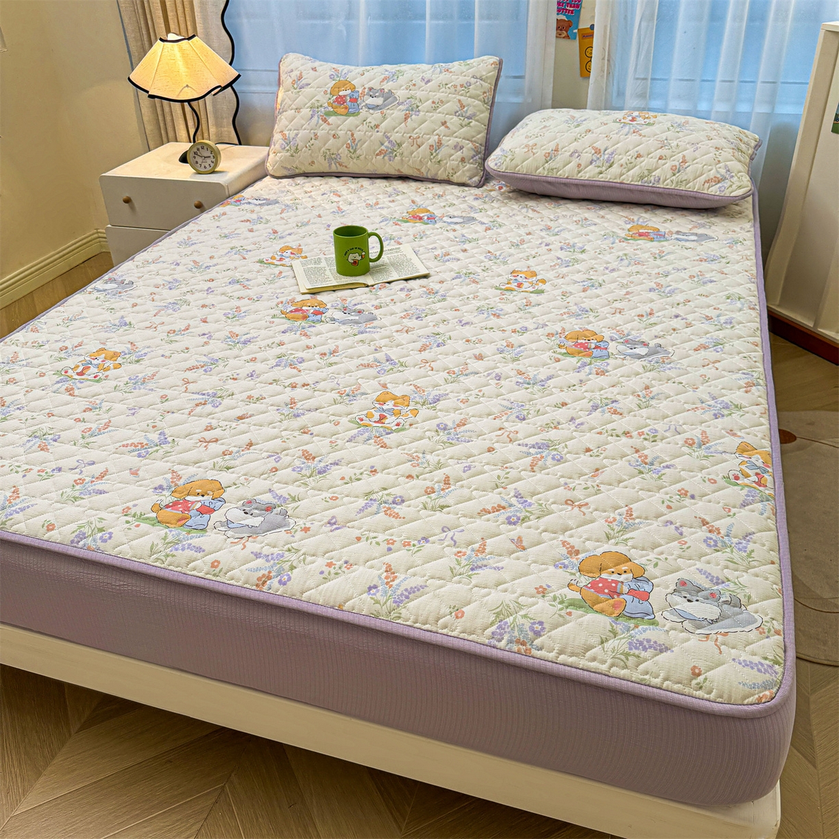 91家纺网 家纺一手货源 找家纺 雯豆家纺 2025新款复古风皱皱棉印花夹棉床笠三件套加厚床垫保护套 快乐萌宝