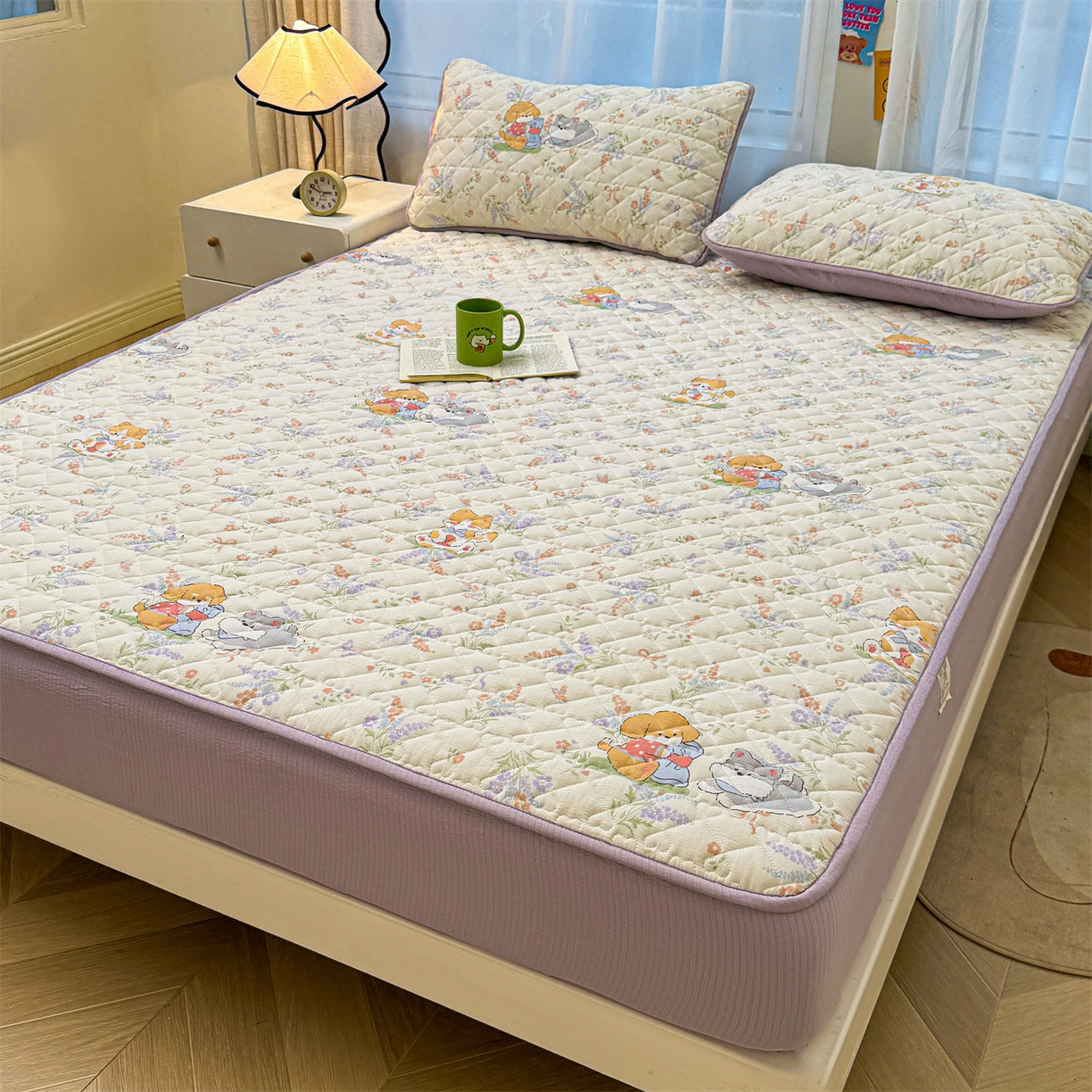 91家纺网 家纺一手货源 找家纺 雯豆家纺 2025新款复古风皱皱棉印花夹棉床笠三件套加厚床垫保护套 快乐萌宝