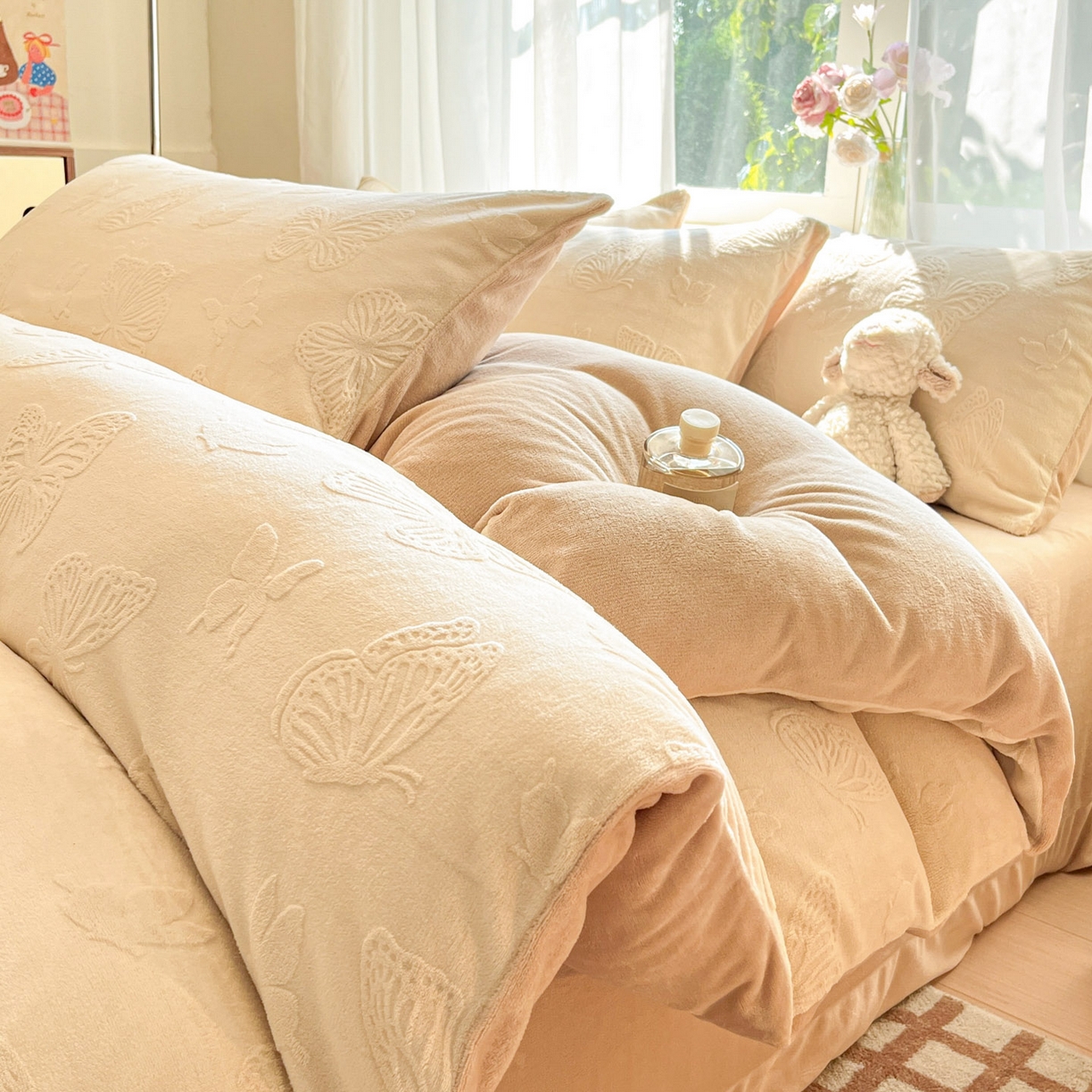 绘萱家居 2025新款高克重雕花雕印纯色牛奶绒四件套双拼法莱绒珊瑚绒 蝴蝶纷飞-白卡其