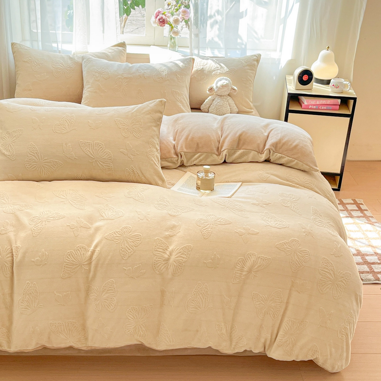 91家纺网 家纺一手货源 找家纺 绘萱家居 2025新款高克重雕花雕印纯色牛奶绒四件套双拼法莱绒珊瑚绒 蝴蝶纷飞-白卡其