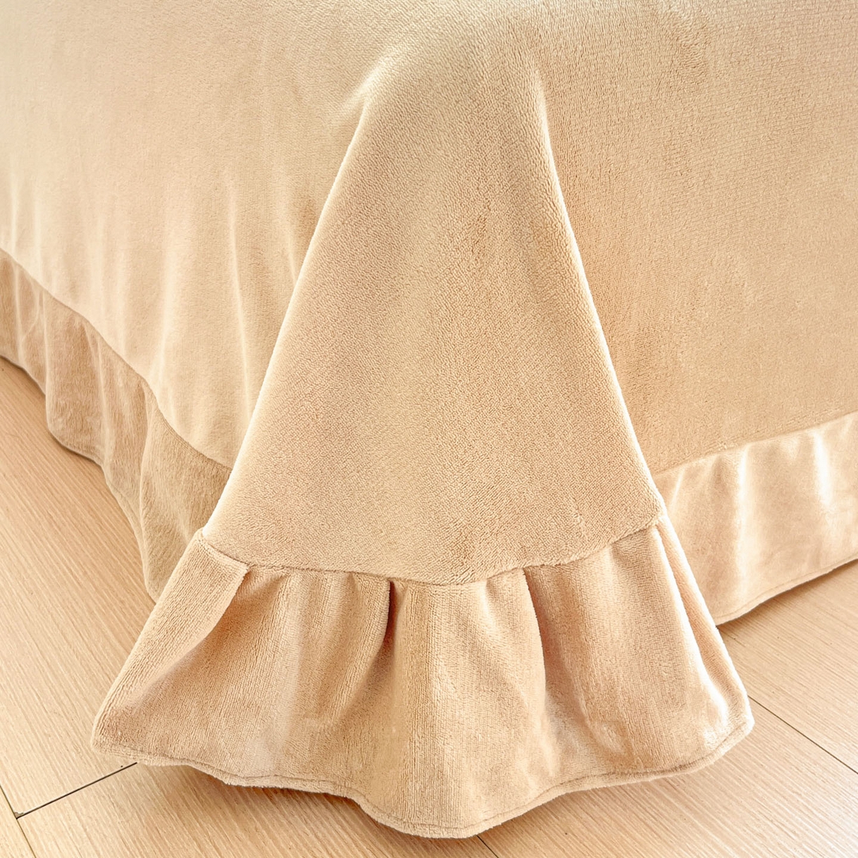 91家纺网 家纺一手货源 找家纺 绘萱家居 2025新款高克重雕花雕印纯色牛奶绒四件套双拼法莱绒珊瑚绒 蝴蝶纷飞-白卡其