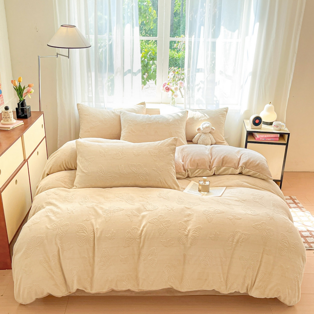 91家纺网 家纺一手货源 找家纺 绘萱家居 2025新款高克重雕花雕印纯色牛奶绒四件套双拼法莱绒珊瑚绒 蝴蝶纷飞-白卡其