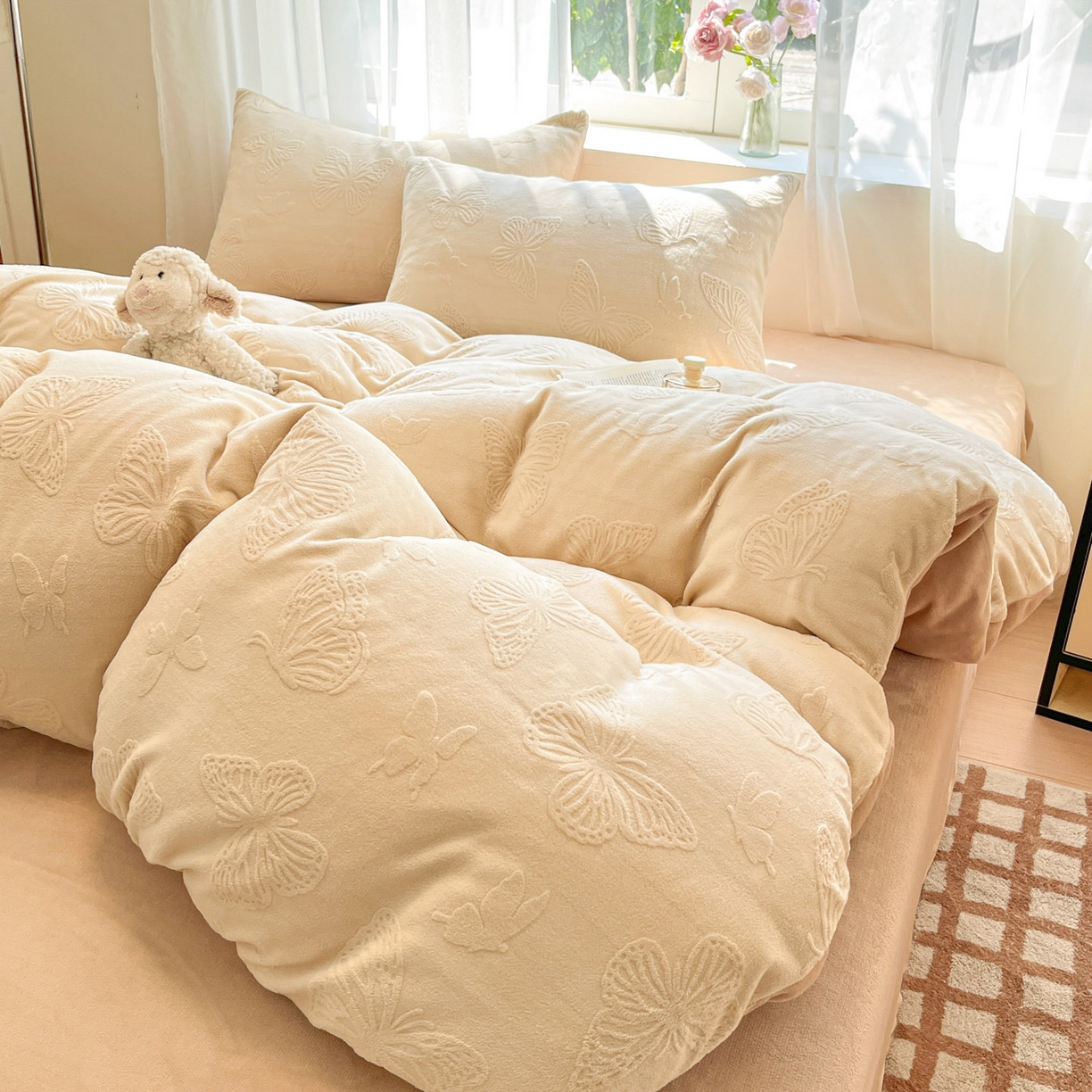 91家纺网 家纺一手货源 找家纺 绘萱家居 2025新款高克重雕花雕印纯色牛奶绒四件套双拼法莱绒珊瑚绒 蝴蝶纷飞-白卡其