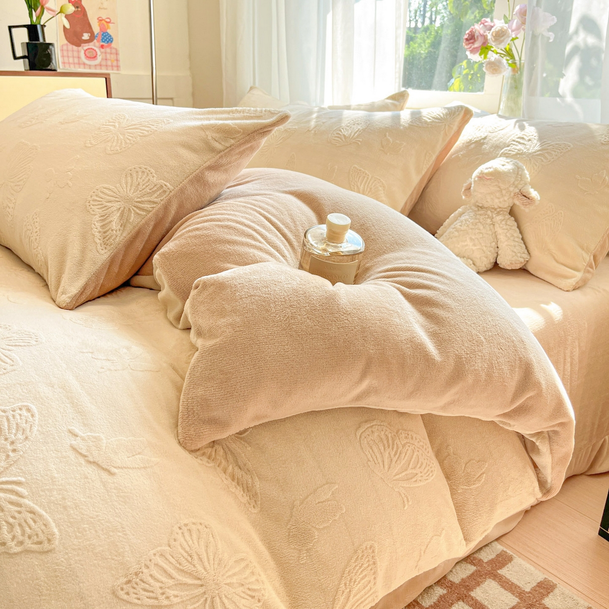 91家纺网 家纺一手货源 找家纺 绘萱家居 2025新款高克重雕花雕印纯色牛奶绒四件套双拼法莱绒珊瑚绒 蝴蝶纷飞-白卡其