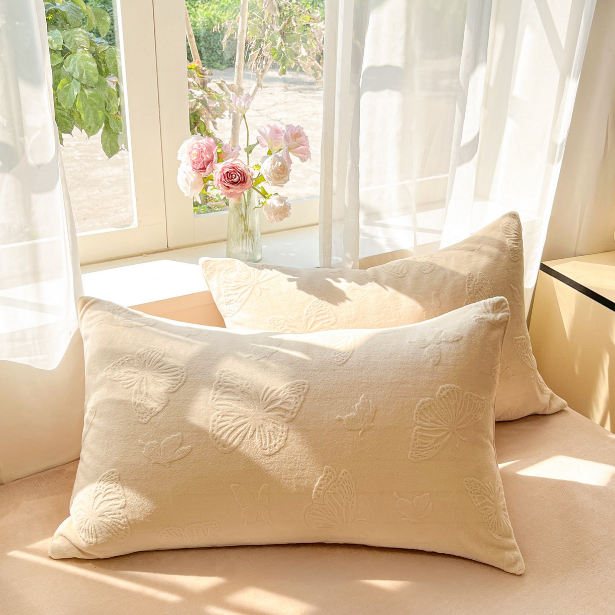 91家纺网 家纺一手货源 找家纺 绘萱家居 2025新款高克重雕花雕印纯色牛奶绒四件套双拼法莱绒珊瑚绒 蝴蝶纷飞-白卡其