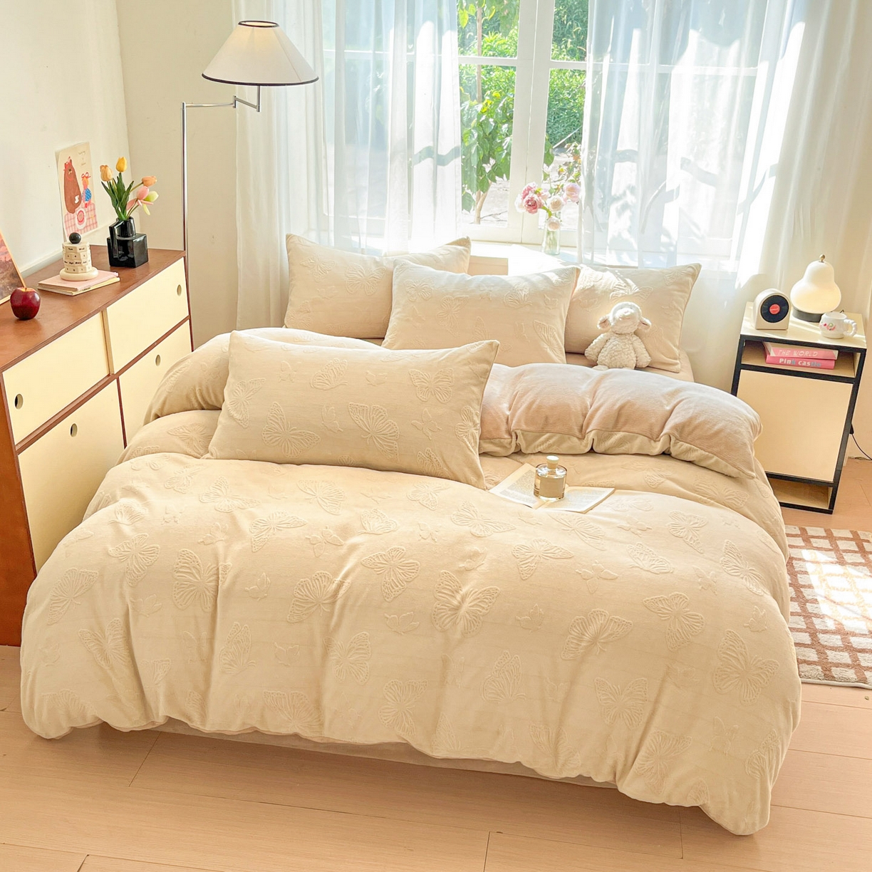 91家纺网 家纺一手货源 找家纺 绘萱家居 2025新款高克重雕花雕印纯色牛奶绒四件套双拼法莱绒珊瑚绒 蝴蝶纷飞-白卡其