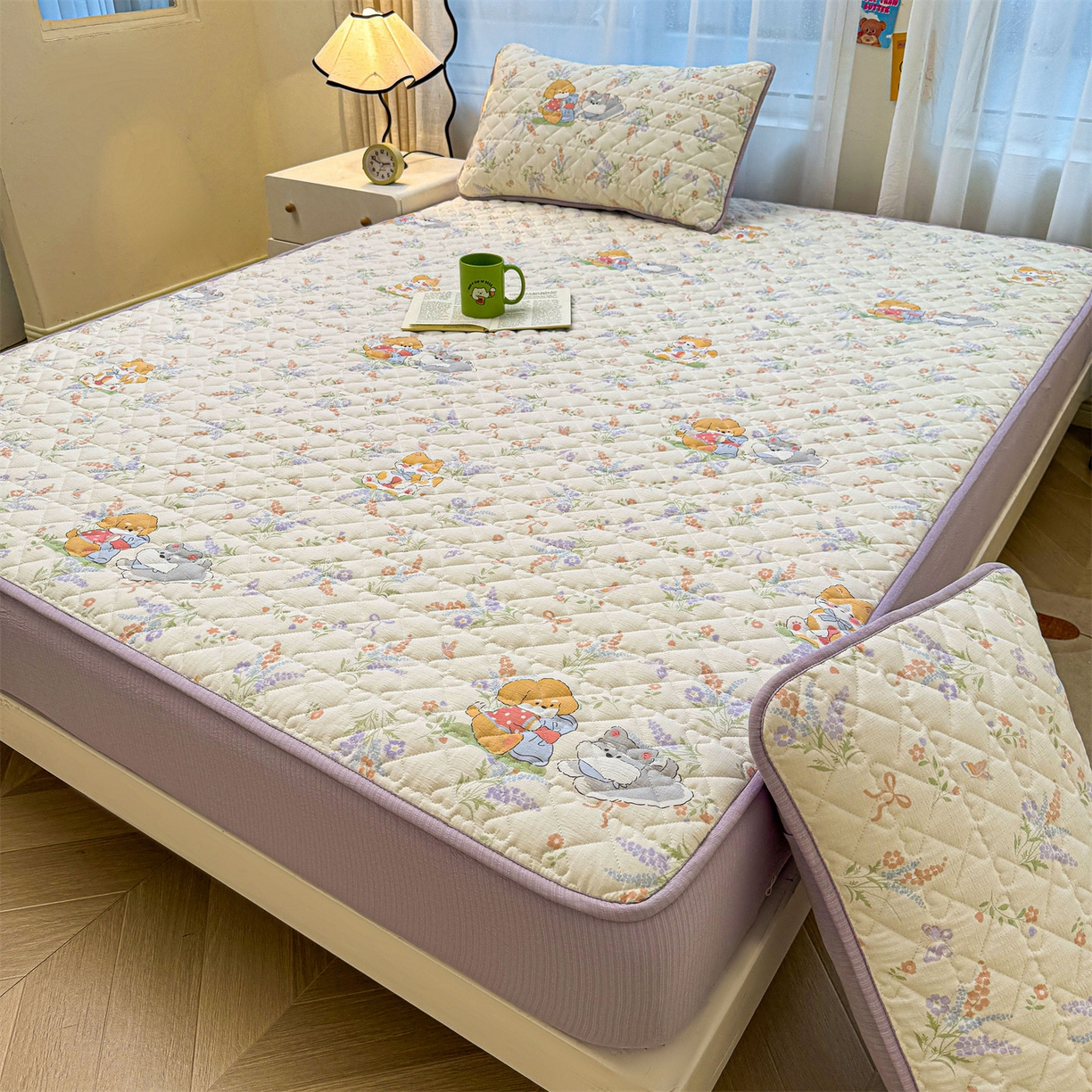 91家纺网 家纺一手货源 找家纺 雯豆家纺 2025新款复古风皱皱棉印花夹棉床笠三件套加厚床垫保护套 快乐萌宝