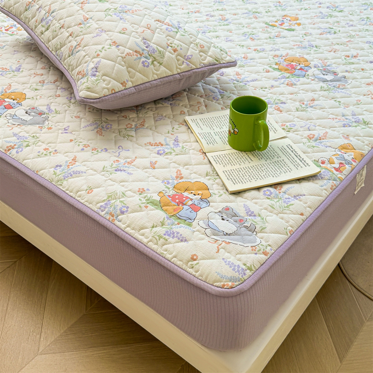 91家纺网 家纺一手货源 找家纺 雯豆家纺 2025新款复古风皱皱棉印花夹棉床笠三件套加厚床垫保护套 快乐萌宝