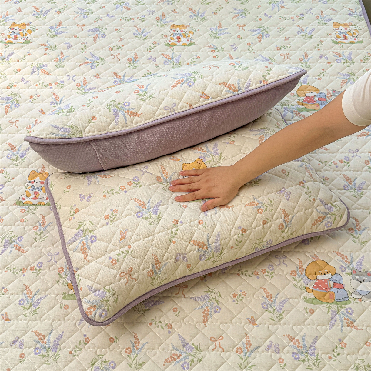 91家纺网 家纺一手货源 找家纺 雯豆家纺 2025新款复古风皱皱棉印花夹棉床笠三件套加厚床垫保护套 快乐萌宝