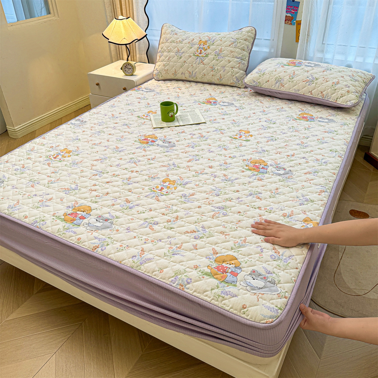 91家纺网 家纺一手货源 找家纺 雯豆家纺 2025新款复古风皱皱棉印花夹棉床笠三件套加厚床垫保护套 快乐萌宝