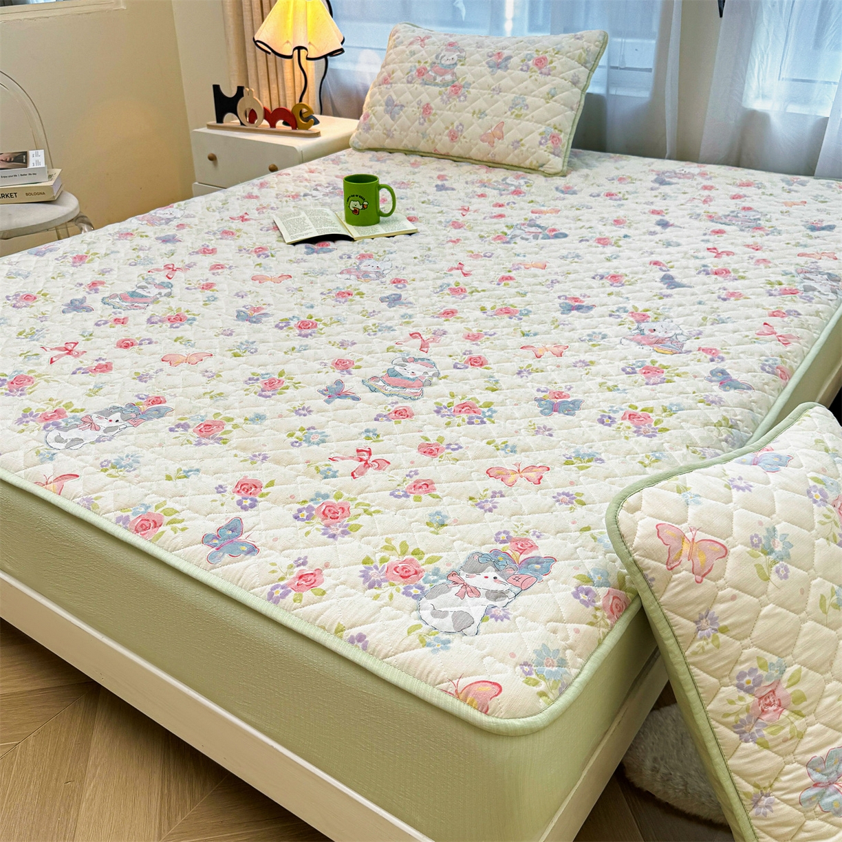 91家纺网 家纺一手货源 找家纺 雯豆家纺 2025新款复古风皱皱棉印花夹棉床笠三件套加厚床垫保护套 快乐时光