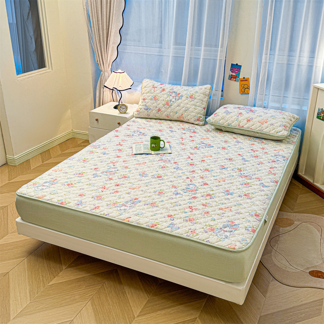 91家纺网 家纺一手货源 找家纺 雯豆家纺 2025新款复古风皱皱棉印花夹棉床笠三件套加厚床垫保护套 快乐时光