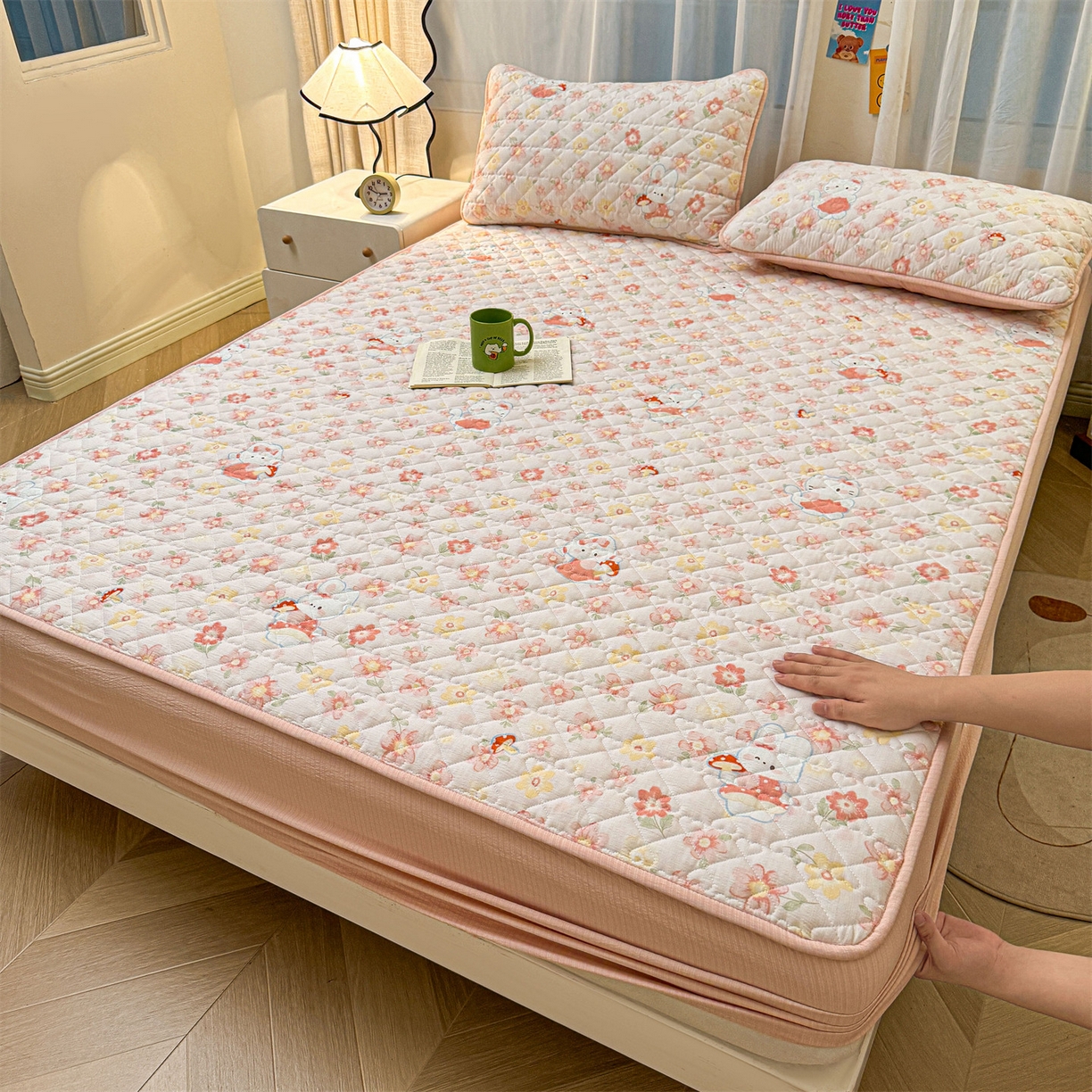 91家纺网 家纺一手货源 找家纺 雯豆家纺 2025新款复古风皱皱棉印花夹棉床笠三件套加厚床垫保护套 蘑菇仙子