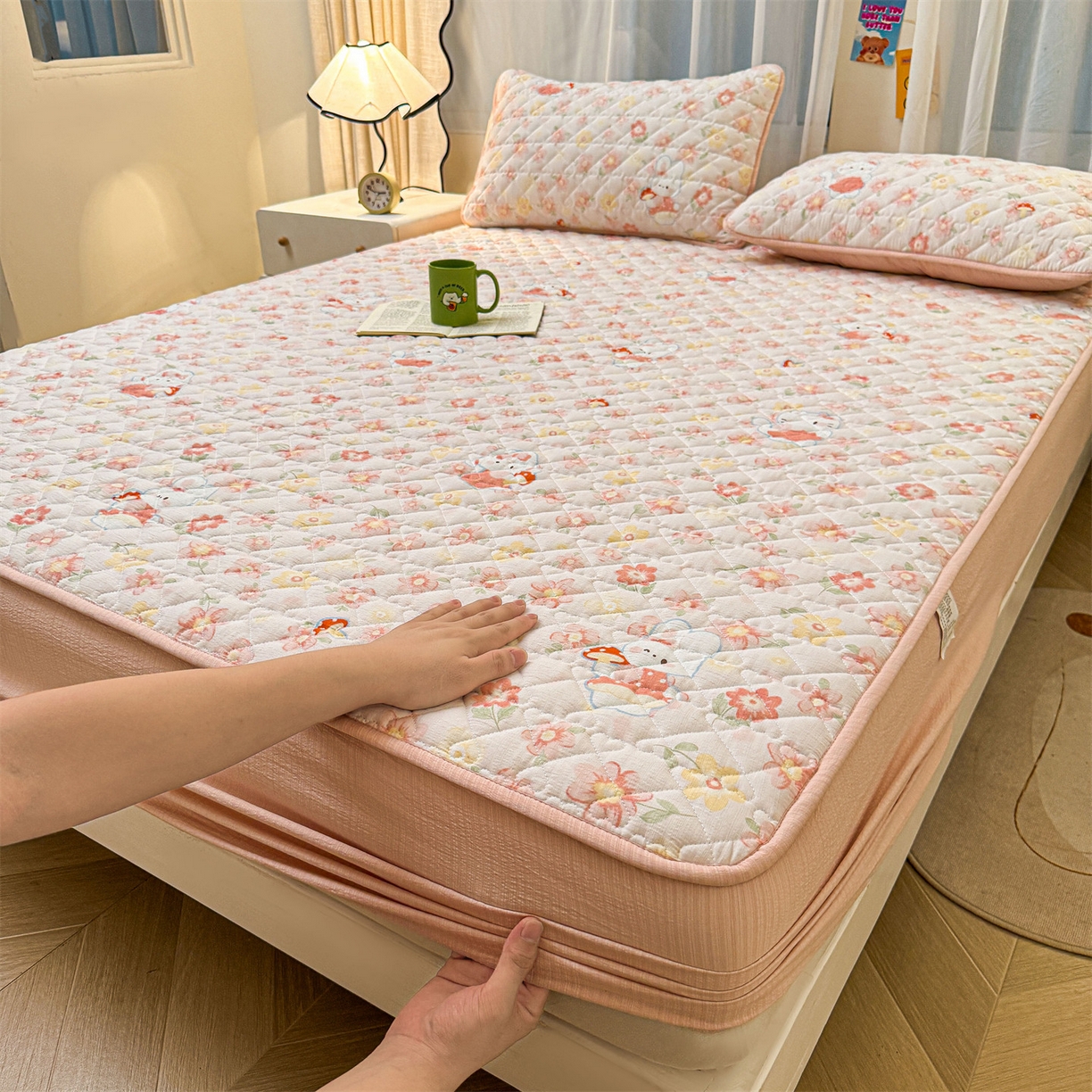 91家纺网 家纺一手货源 找家纺 雯豆家纺 2025新款复古风皱皱棉印花夹棉床笠三件套加厚床垫保护套 蘑菇仙子