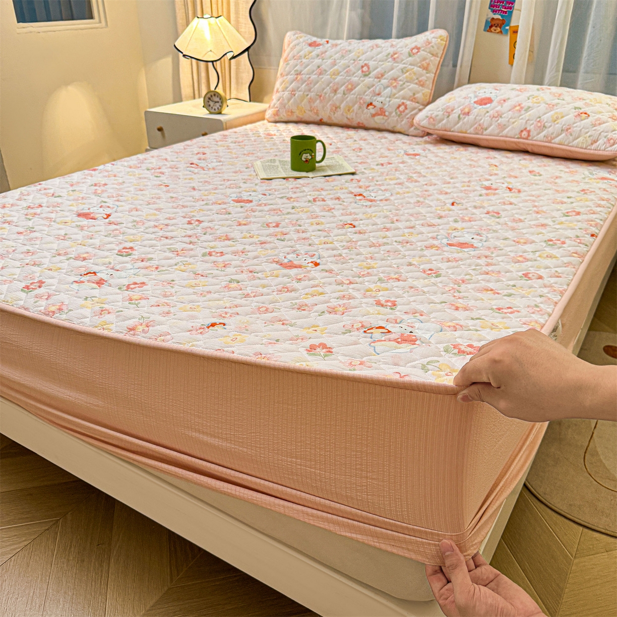 91家纺网 家纺一手货源 找家纺 雯豆家纺 2025新款复古风皱皱棉印花夹棉床笠三件套加厚床垫保护套 蘑菇仙子