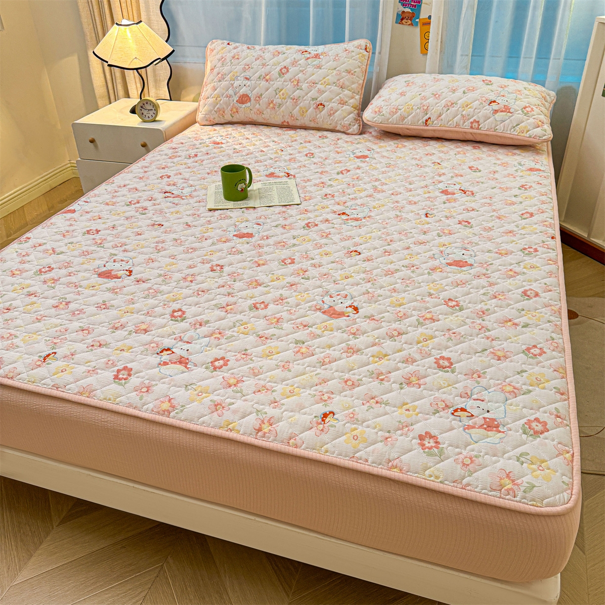 91家纺网 家纺一手货源 找家纺 雯豆家纺 2025新款复古风皱皱棉印花夹棉床笠三件套加厚床垫保护套 蘑菇仙子