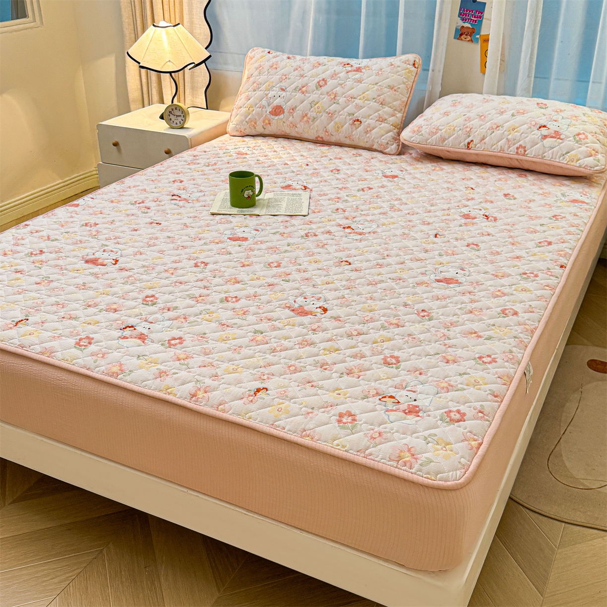 91家纺网 家纺一手货源 找家纺 雯豆家纺 2025新款复古风皱皱棉印花夹棉床笠三件套加厚床垫保护套 蘑菇仙子