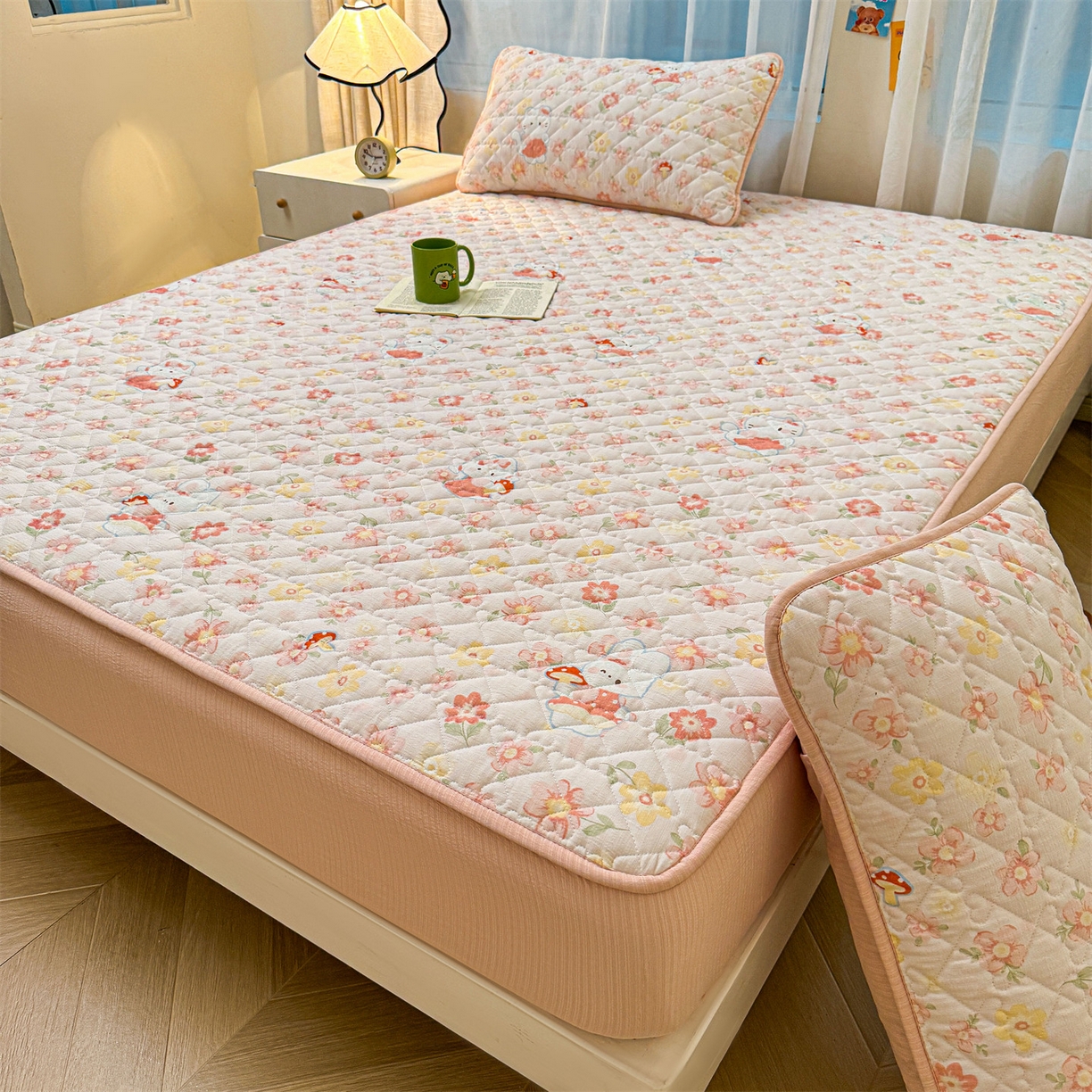 91家纺网 家纺一手货源 找家纺 雯豆家纺 2025新款复古风皱皱棉印花夹棉床笠三件套加厚床垫保护套 蘑菇仙子