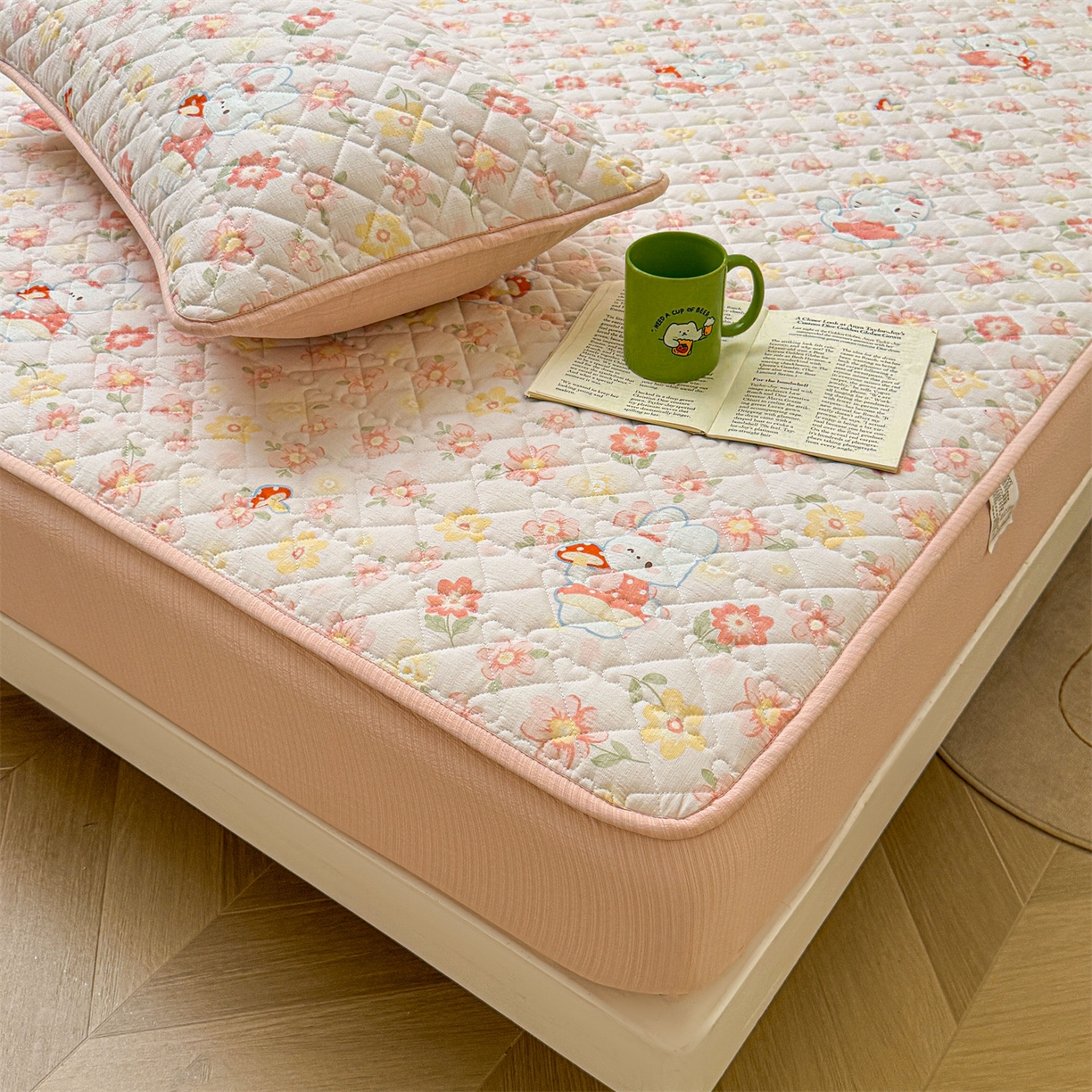 91家纺网 家纺一手货源 找家纺 雯豆家纺 2025新款复古风皱皱棉印花夹棉床笠三件套加厚床垫保护套 蘑菇仙子