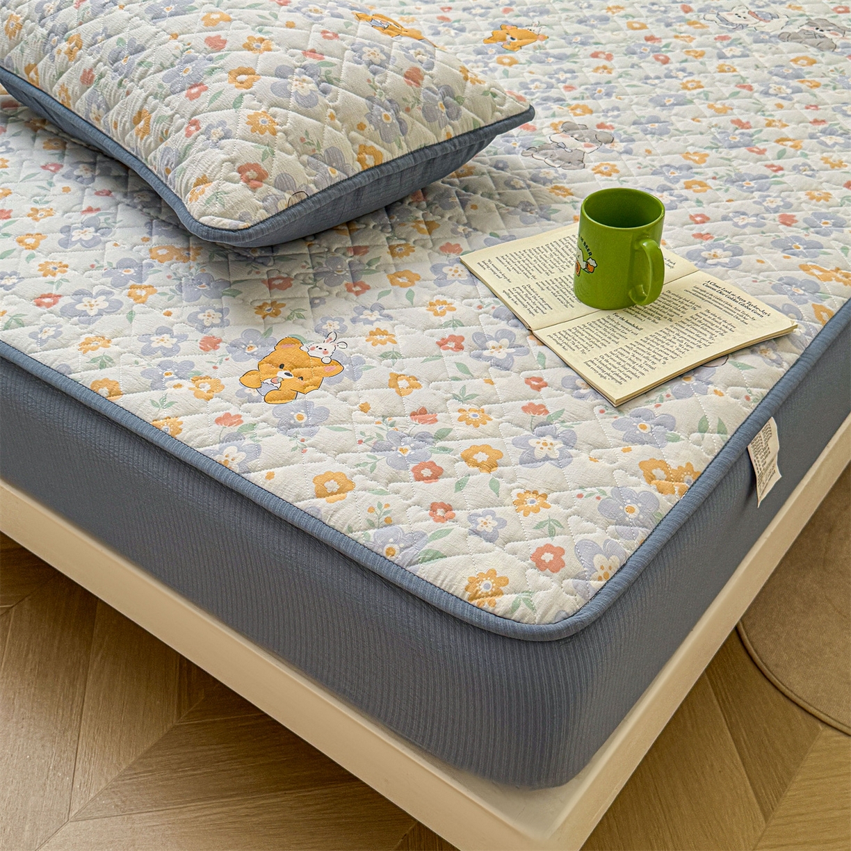 91家纺网 家纺一手货源 找家纺 雯豆家纺 2025新款复古风皱皱棉印花夹棉床笠三件套加厚床垫保护套 奶萌小狗