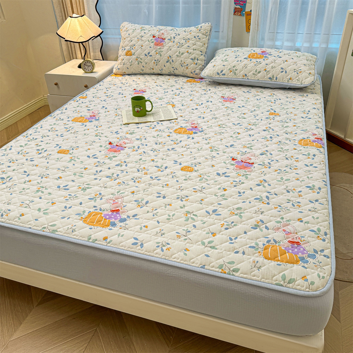 91家纺网 家纺一手货源 找家纺 雯豆家纺 2025新款复古风皱皱棉印花夹棉床笠三件套加厚床垫保护套 小苍兰