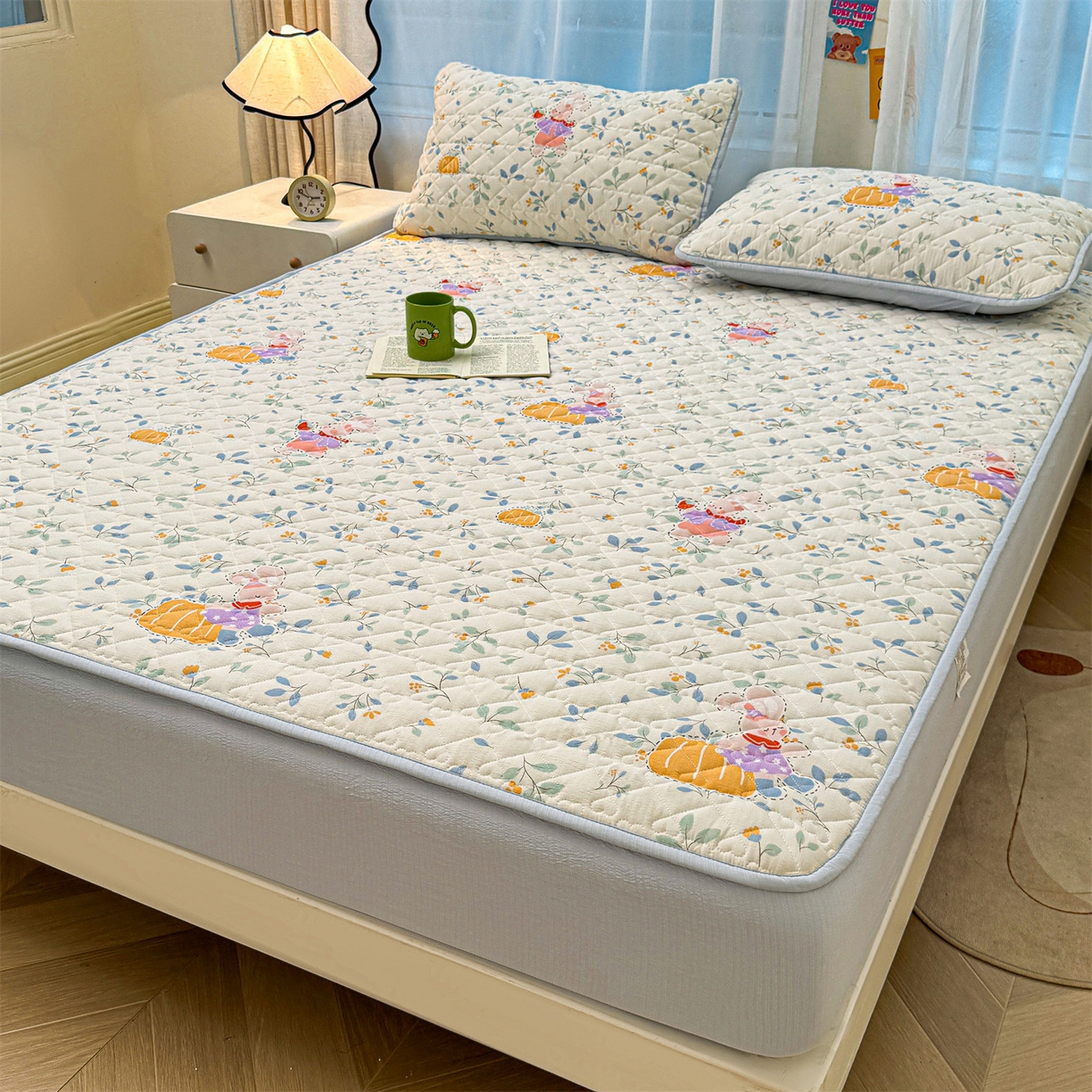 91家纺网 家纺一手货源 找家纺 雯豆家纺 2025新款复古风皱皱棉印花夹棉床笠三件套加厚床垫保护套 小苍兰