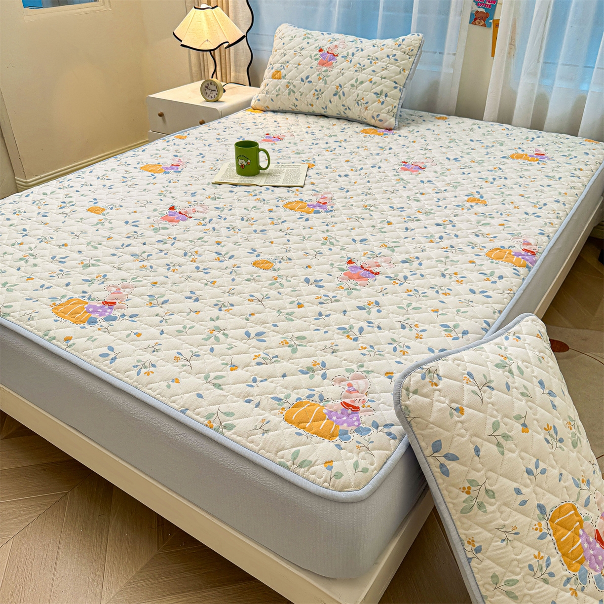 91家纺网 家纺一手货源 找家纺 雯豆家纺 2025新款复古风皱皱棉印花夹棉床笠三件套加厚床垫保护套 小苍兰