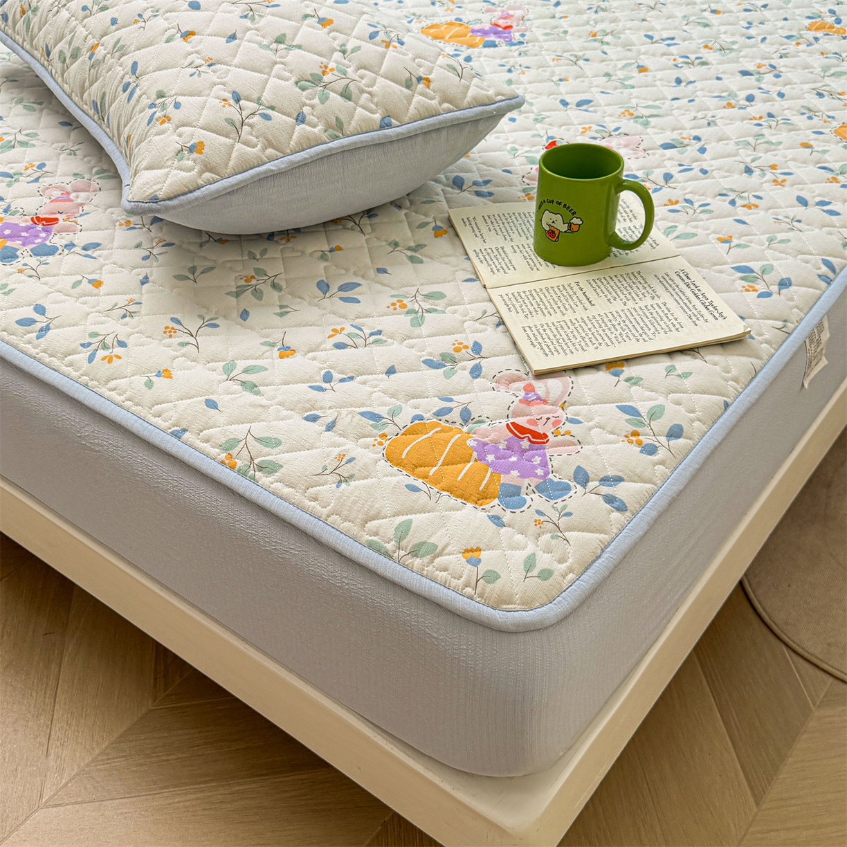 91家纺网 家纺一手货源 找家纺 雯豆家纺 2025新款复古风皱皱棉印花夹棉床笠三件套加厚床垫保护套 小苍兰