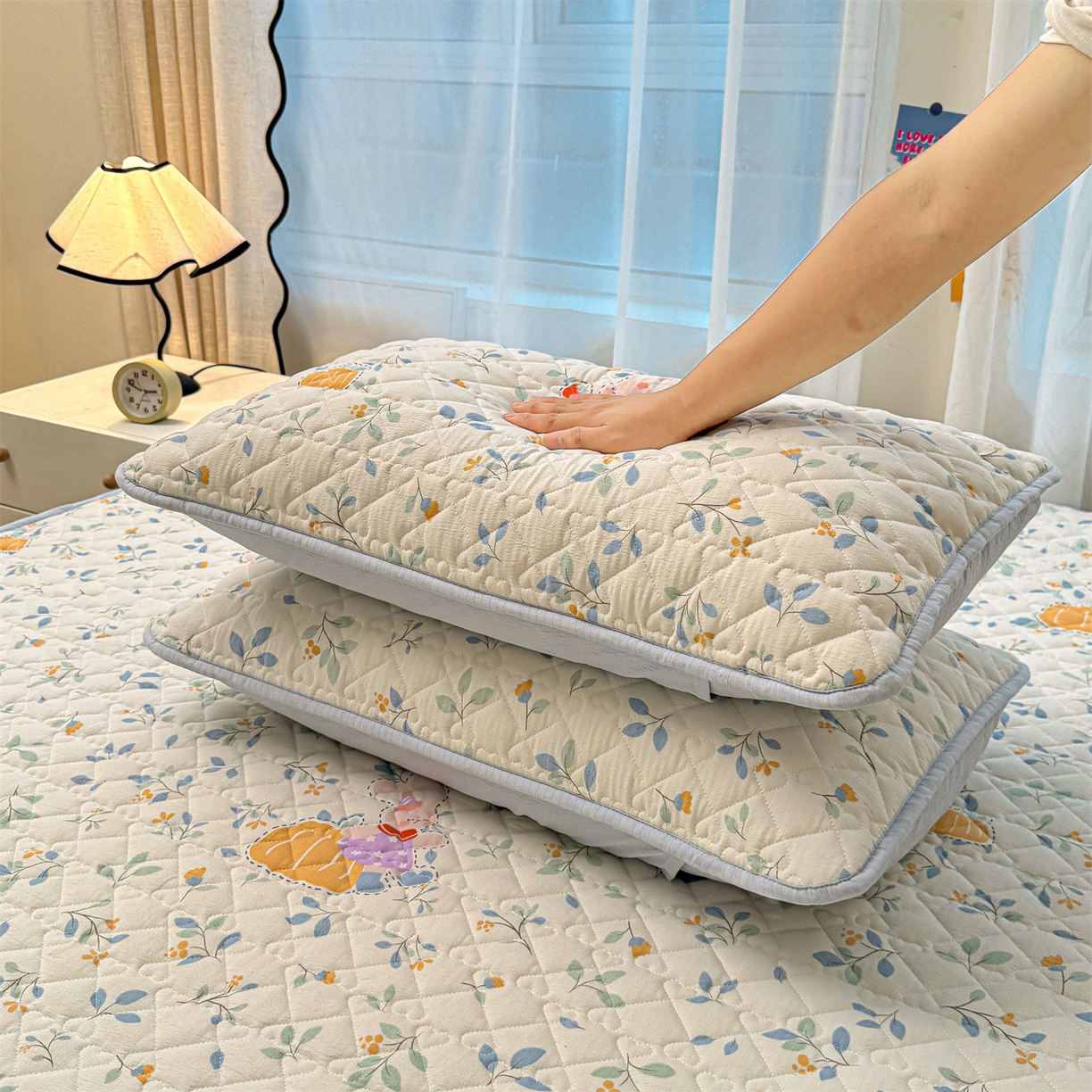 91家纺网 家纺一手货源 找家纺 雯豆家纺 2025新款复古风皱皱棉印花夹棉床笠三件套加厚床垫保护套 小苍兰