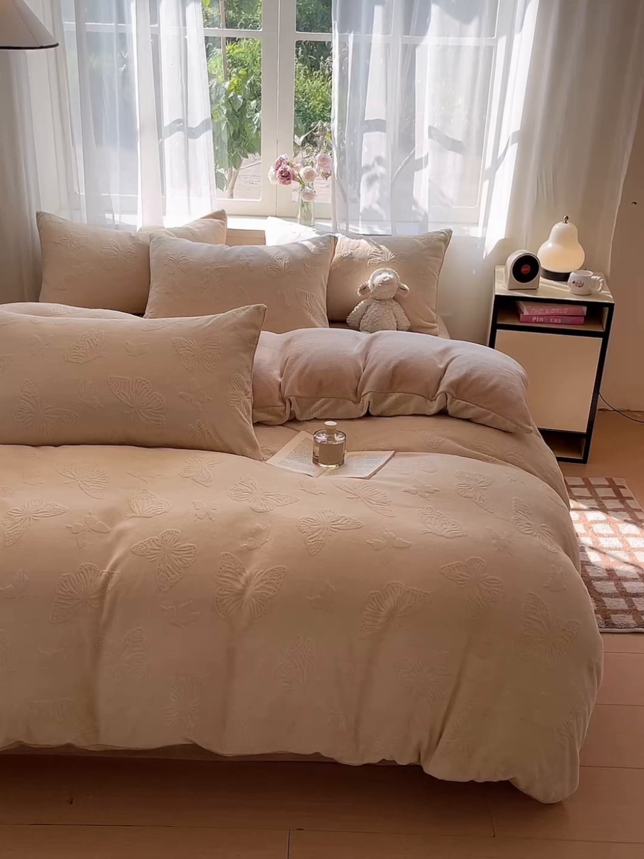 91家纺网 家纺一手货源 找家纺 绘萱家居 2025新款高克重雕花雕印纯色牛奶绒四件套双拼法莱绒珊瑚绒 蝴蝶纷飞-白卡其