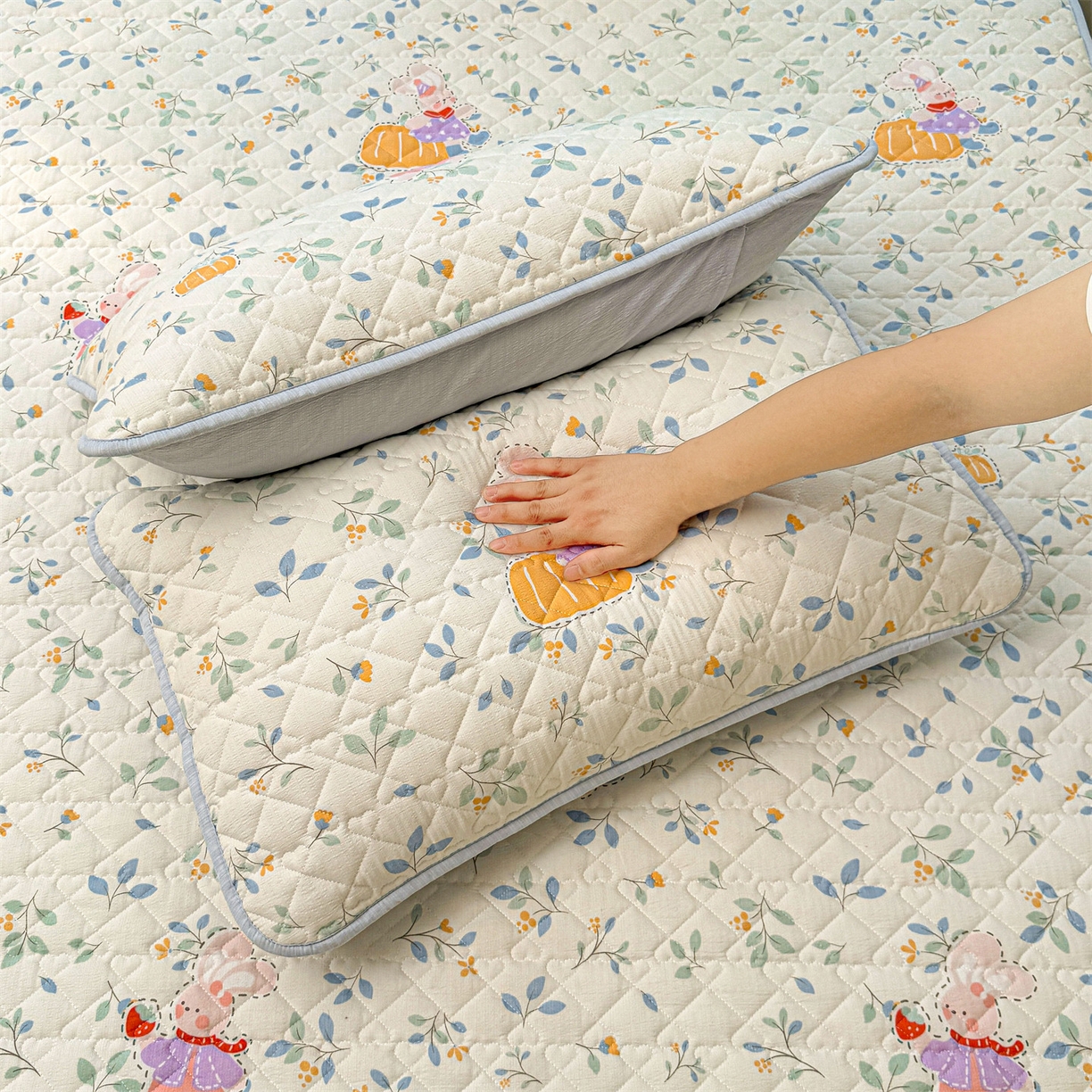 91家纺网 家纺一手货源 找家纺 雯豆家纺 2025新款复古风皱皱棉印花夹棉床笠三件套加厚床垫保护套 小苍兰