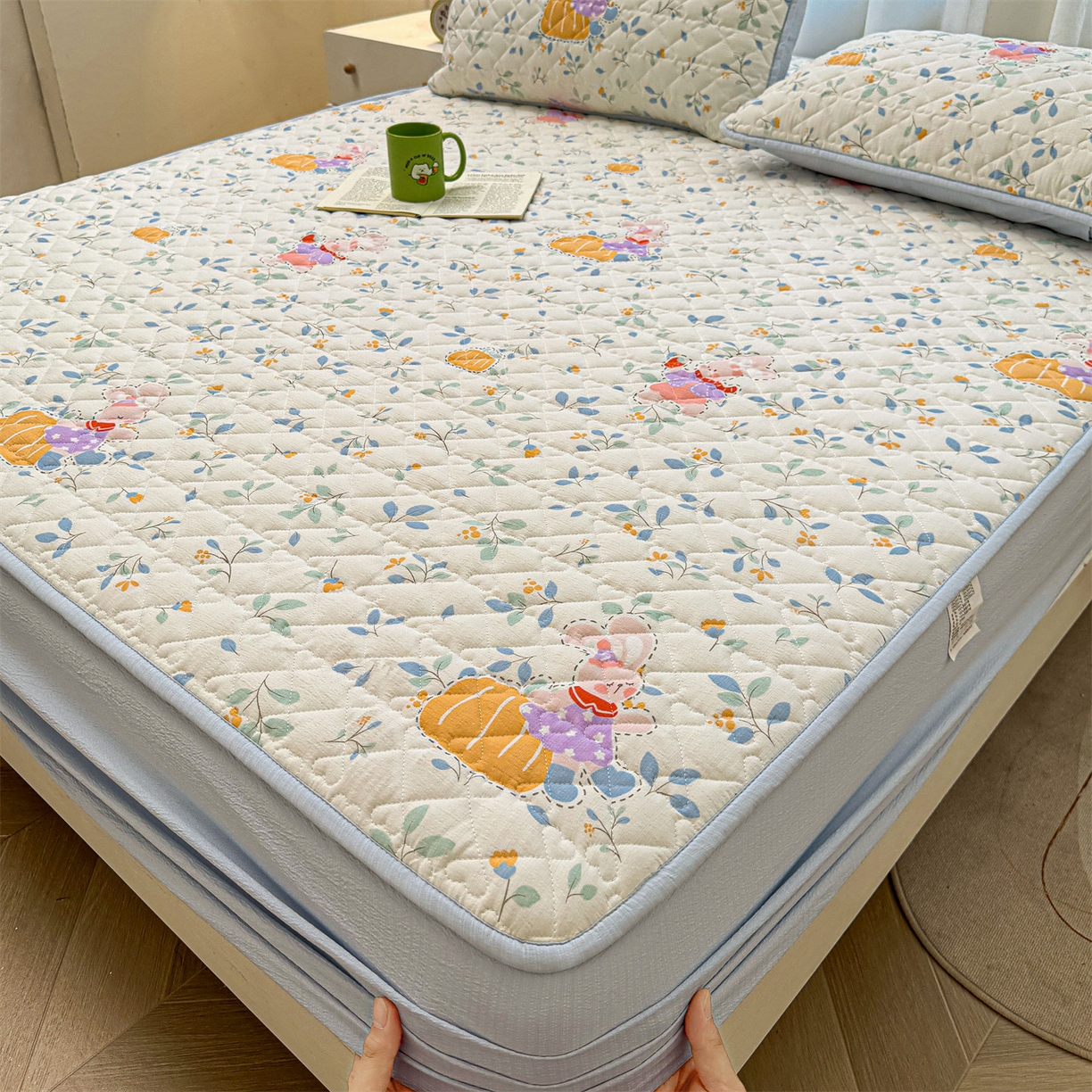 91家纺网 家纺一手货源 找家纺 雯豆家纺 2025新款复古风皱皱棉印花夹棉床笠三件套加厚床垫保护套 小苍兰