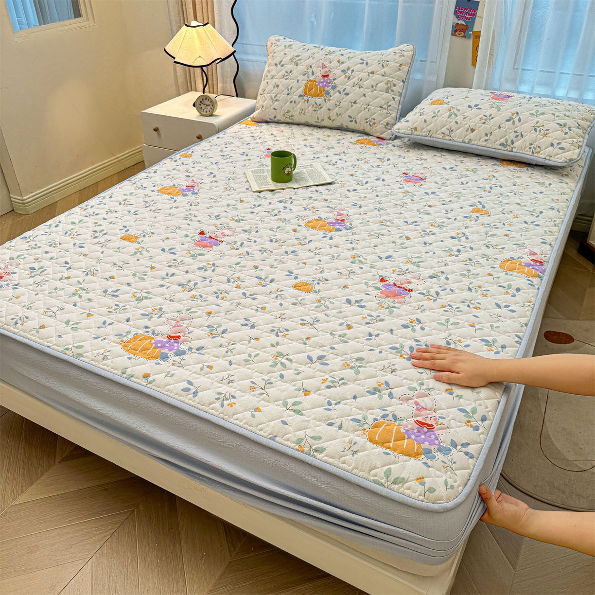 91家纺网 家纺一手货源 找家纺 雯豆家纺 2025新款复古风皱皱棉印花夹棉床笠三件套加厚床垫保护套 小苍兰