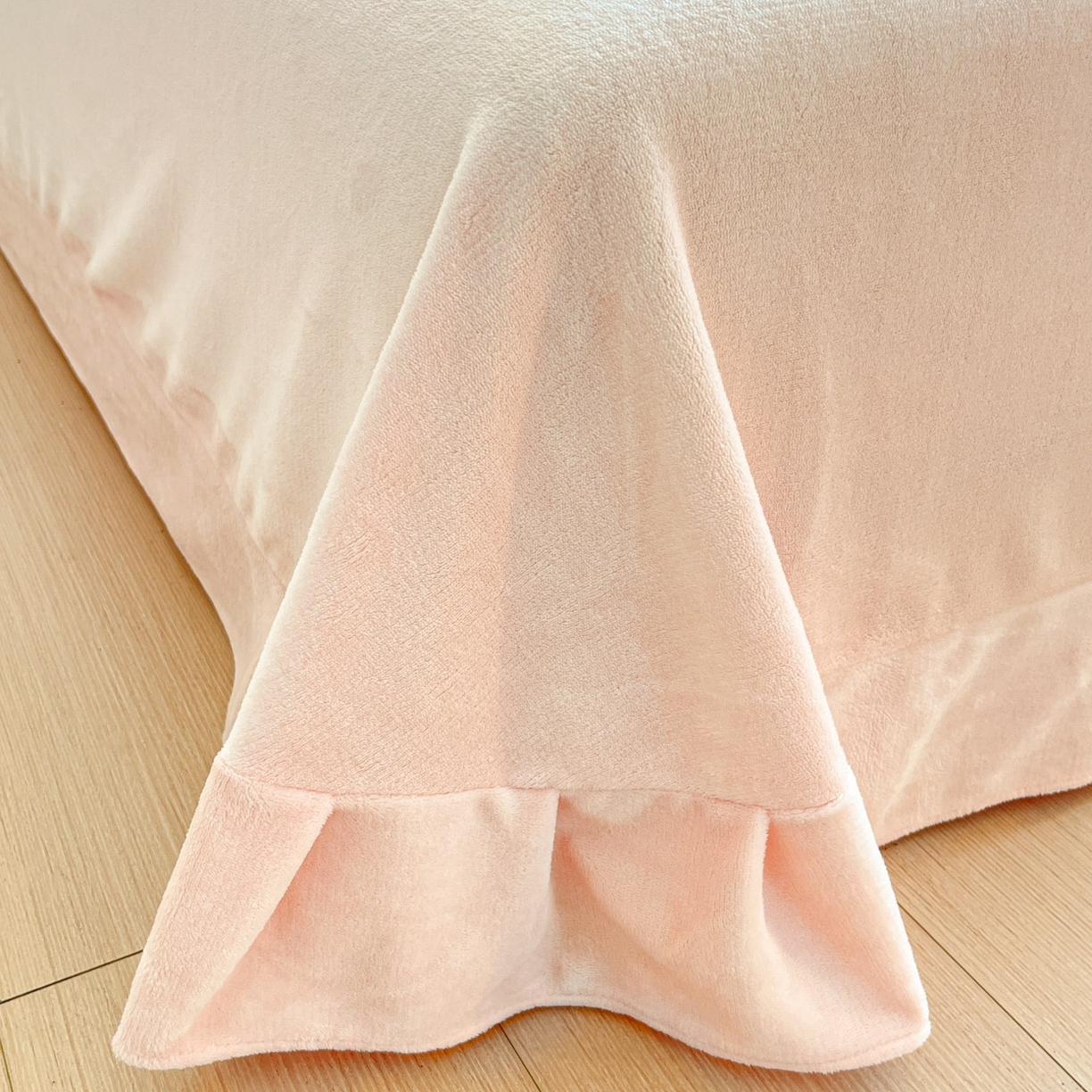 91家纺网 家纺一手货源 找家纺 绘萱家居 2025新款高克重雕花雕印纯色牛奶绒四件套双拼法莱绒珊瑚绒 蝴蝶纷飞-粉