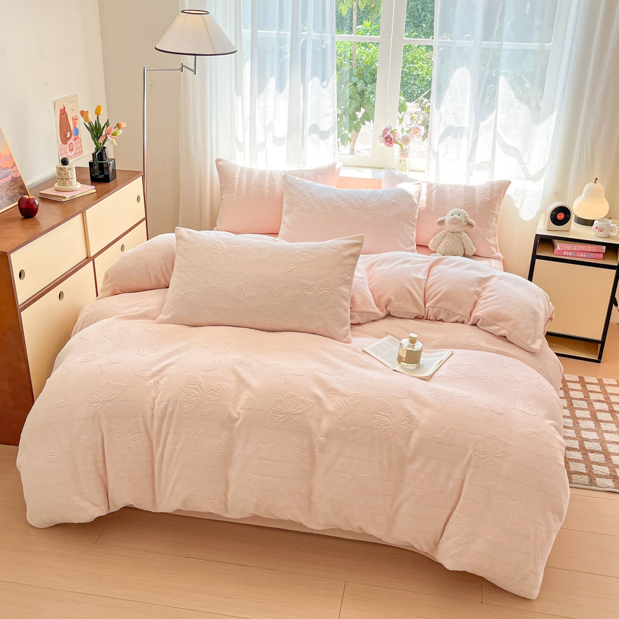 91家纺网 家纺一手货源 找家纺 绘萱家居 2025新款高克重雕花雕印纯色牛奶绒四件套双拼法莱绒珊瑚绒 蝴蝶纷飞-粉