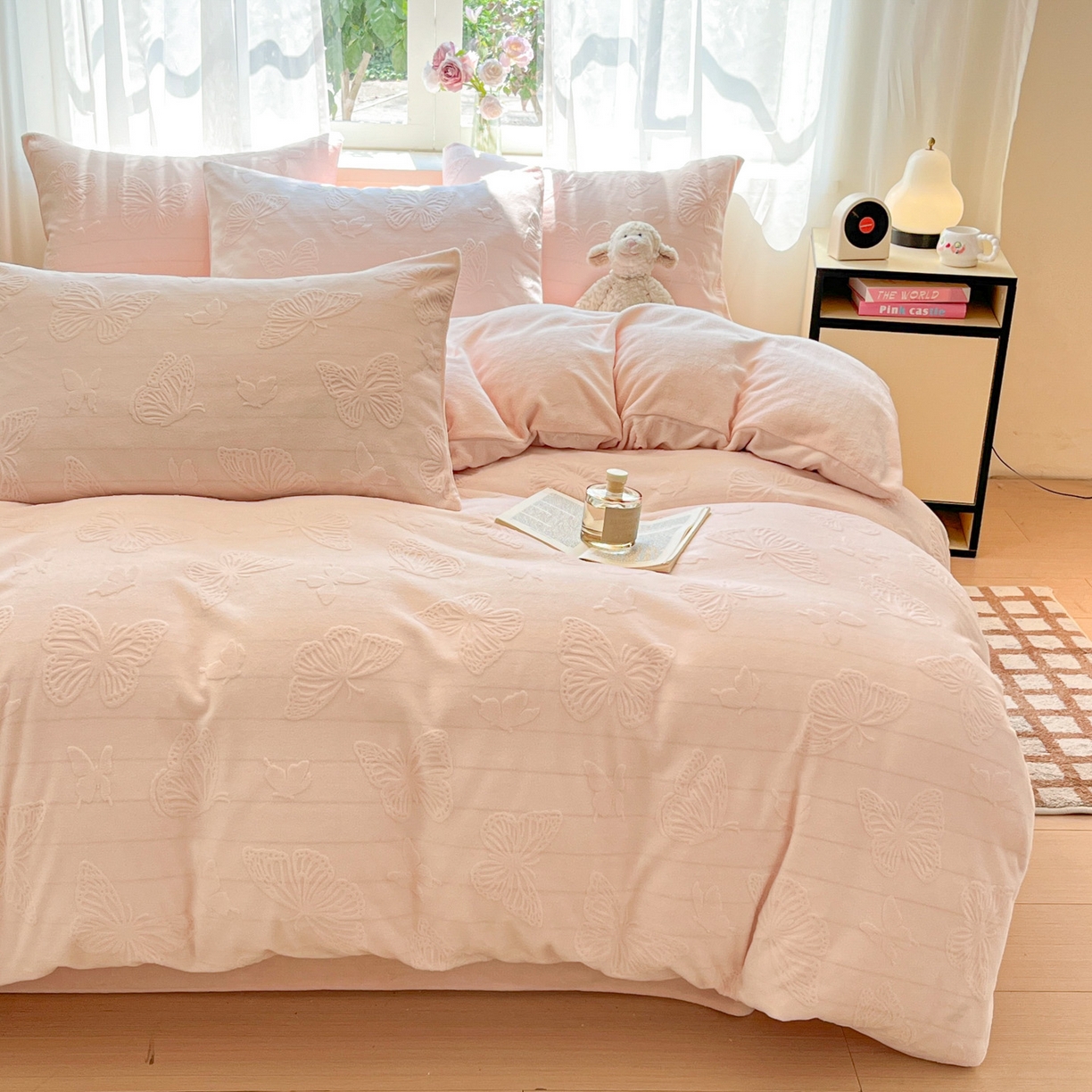 91家纺网 家纺一手货源 找家纺 绘萱家居 2025新款高克重雕花雕印纯色牛奶绒四件套双拼法莱绒珊瑚绒 蝴蝶纷飞-粉