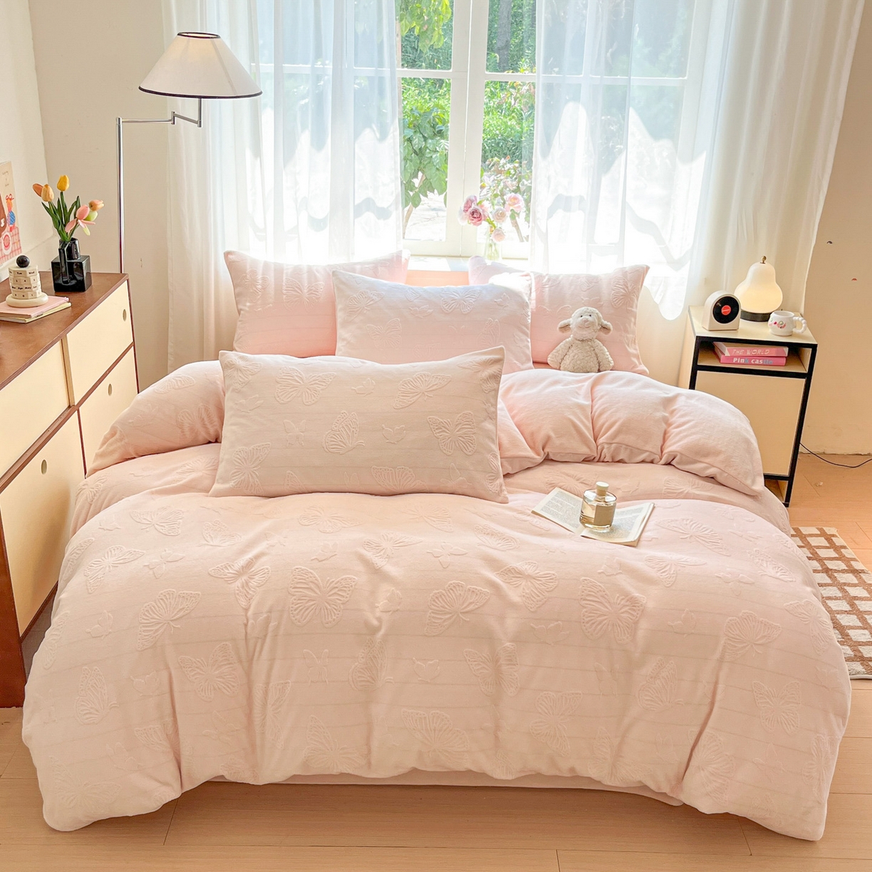 91家纺网 家纺一手货源 找家纺 绘萱家居 2025新款高克重雕花雕印纯色牛奶绒四件套双拼法莱绒珊瑚绒 蝴蝶纷飞-粉