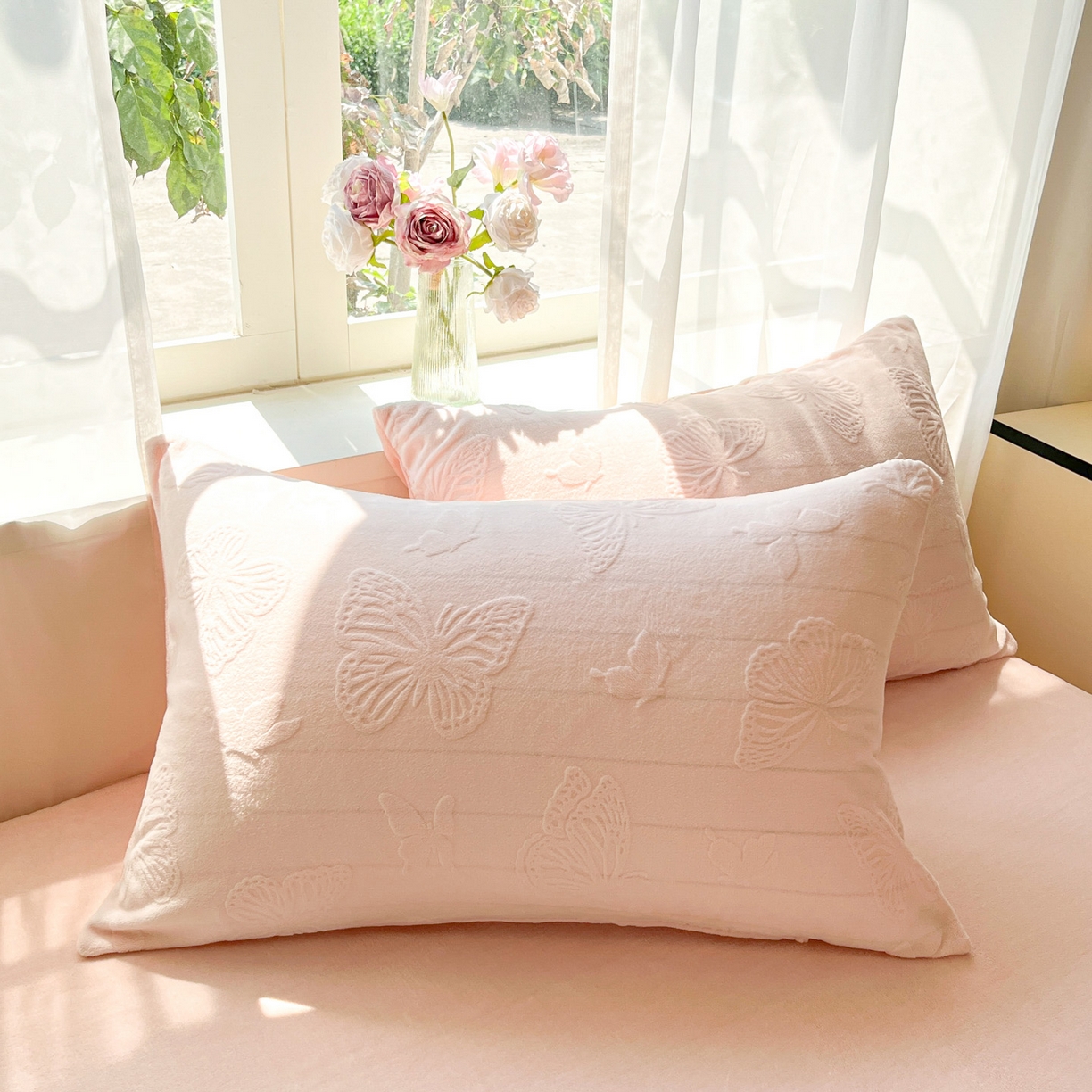 91家纺网 家纺一手货源 找家纺 绘萱家居 2025新款高克重雕花雕印纯色牛奶绒四件套双拼法莱绒珊瑚绒 蝴蝶纷飞-粉