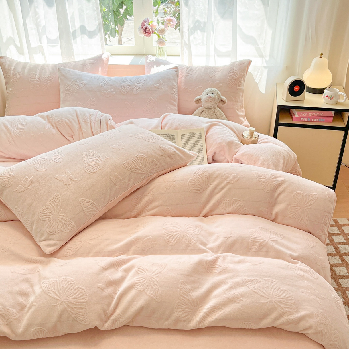 91家纺网 家纺一手货源 找家纺 绘萱家居 2025新款高克重雕花雕印纯色牛奶绒四件套双拼法莱绒珊瑚绒 蝴蝶纷飞-粉