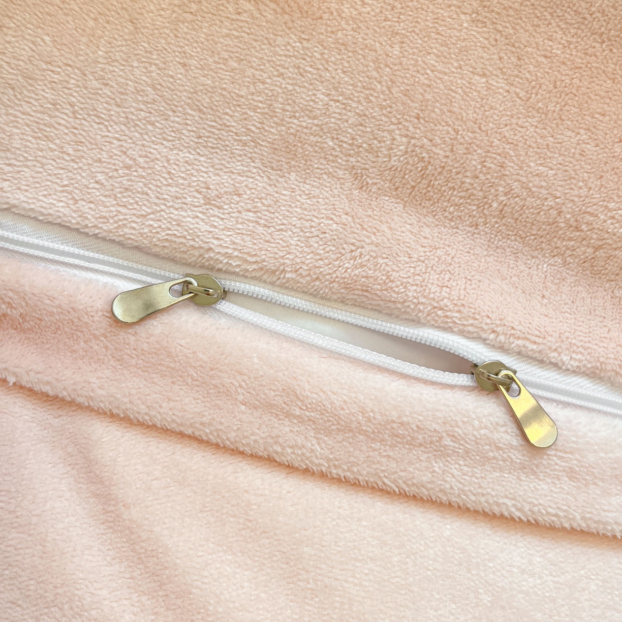 91家纺网 家纺一手货源 找家纺 绘萱家居 2025新款高克重雕花雕印纯色牛奶绒四件套双拼法莱绒珊瑚绒 蝴蝶纷飞-粉