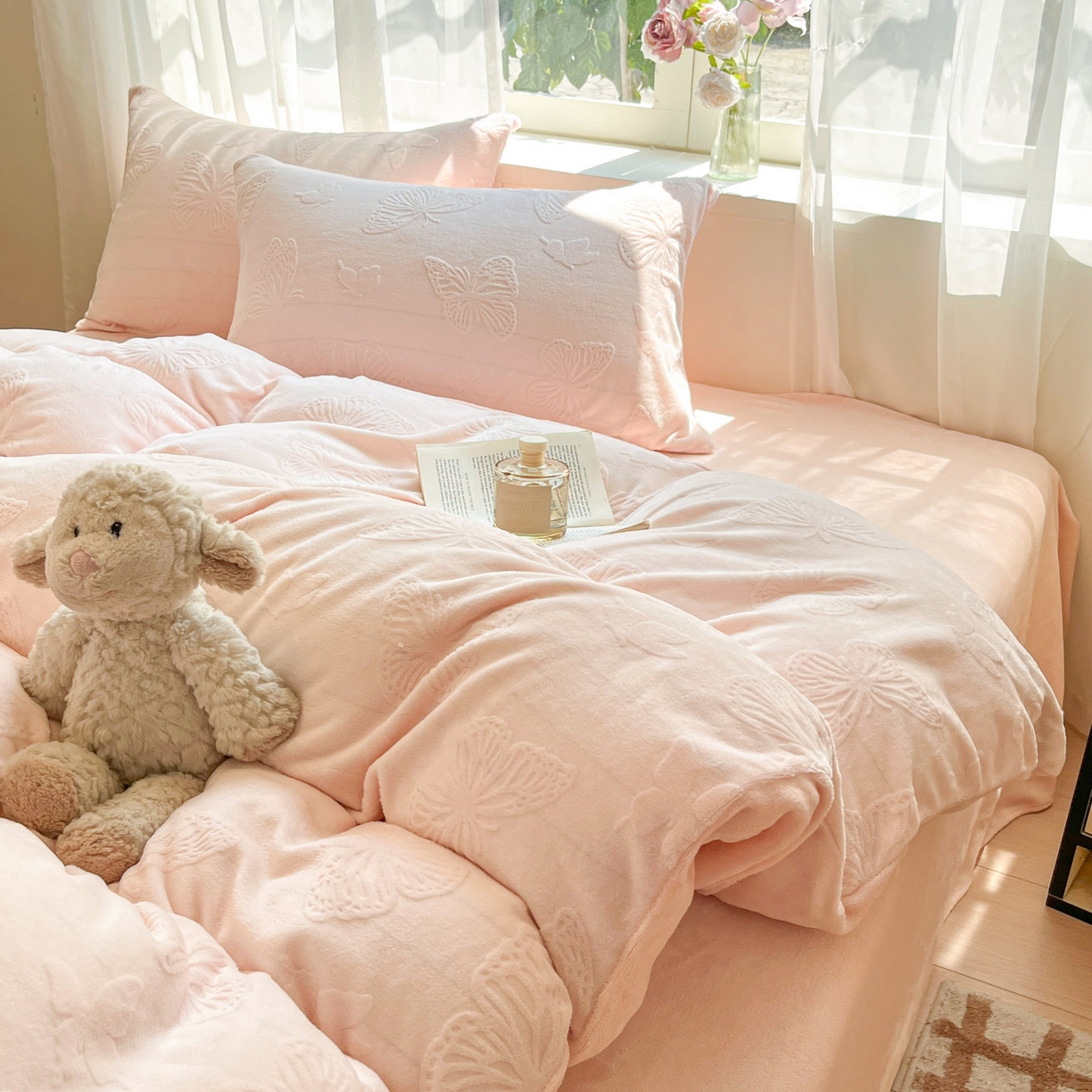 91家纺网 家纺一手货源 找家纺 绘萱家居 2025新款高克重雕花雕印纯色牛奶绒四件套双拼法莱绒珊瑚绒 蝴蝶纷飞-粉