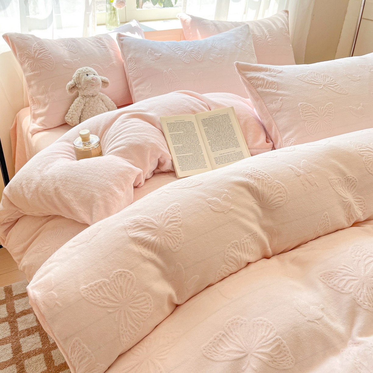 91家纺网 家纺一手货源 找家纺 绘萱家居 2025新款高克重雕花雕印纯色牛奶绒四件套双拼法莱绒珊瑚绒 蝴蝶纷飞-粉